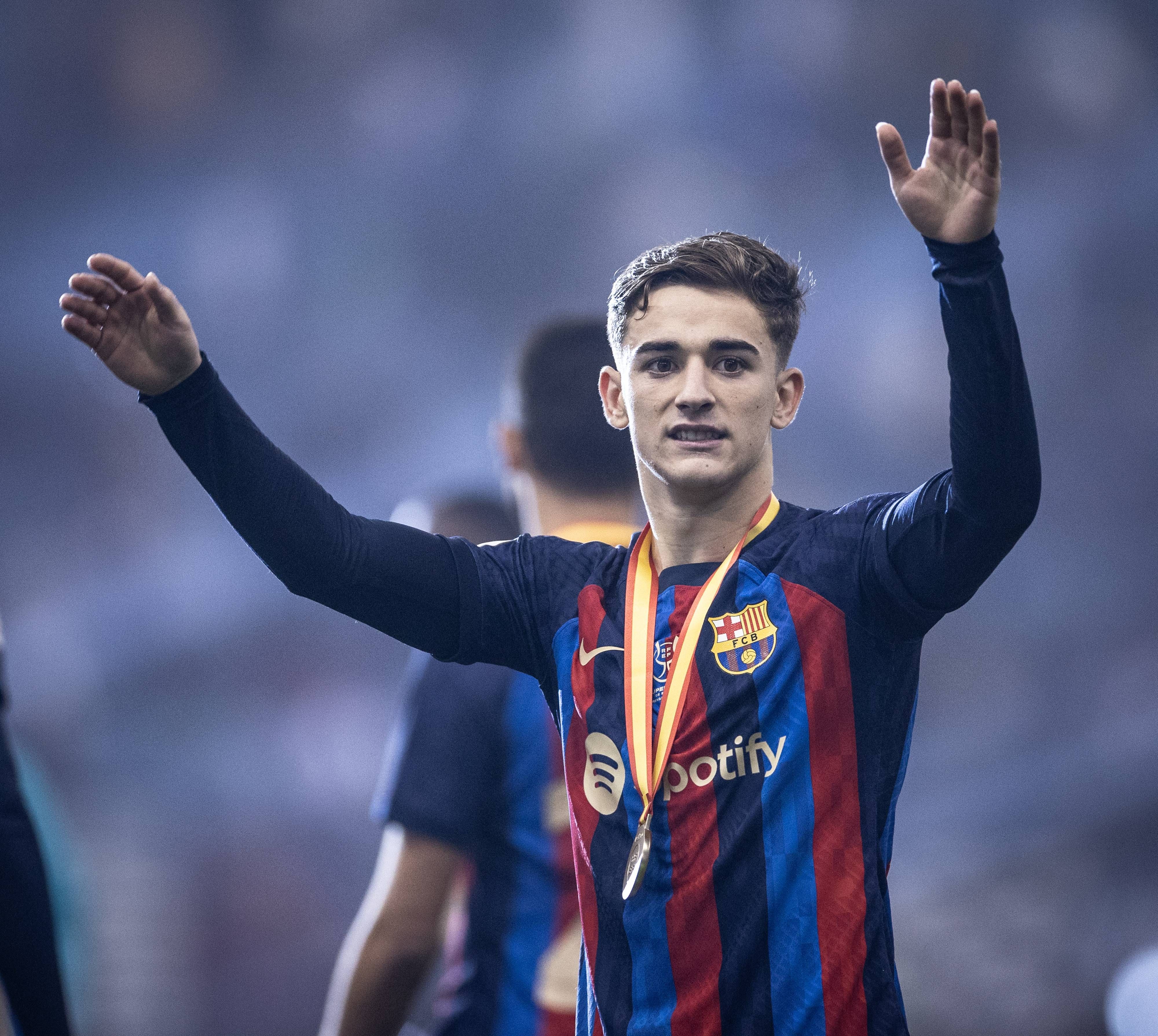Gavi, inscripción pendiente del Barcelona, celebra su primer título con el FC Barcelona (FOTO: Cordón Press).