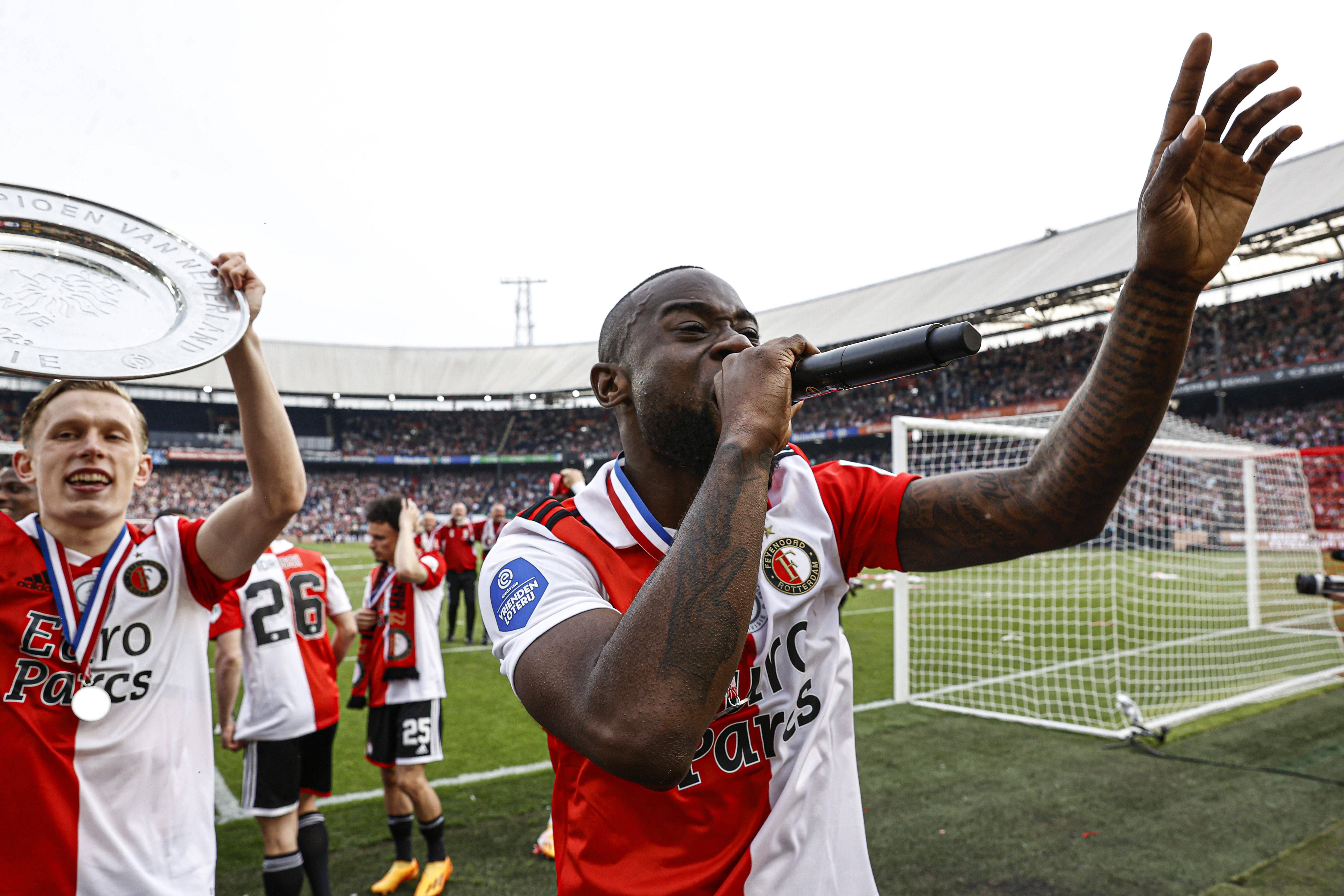 Geertruida, en la órbita de Joan Laporta, con un micrófono en el título de la Eredivisie del Feyenoord (FOTO: Cordón Press).