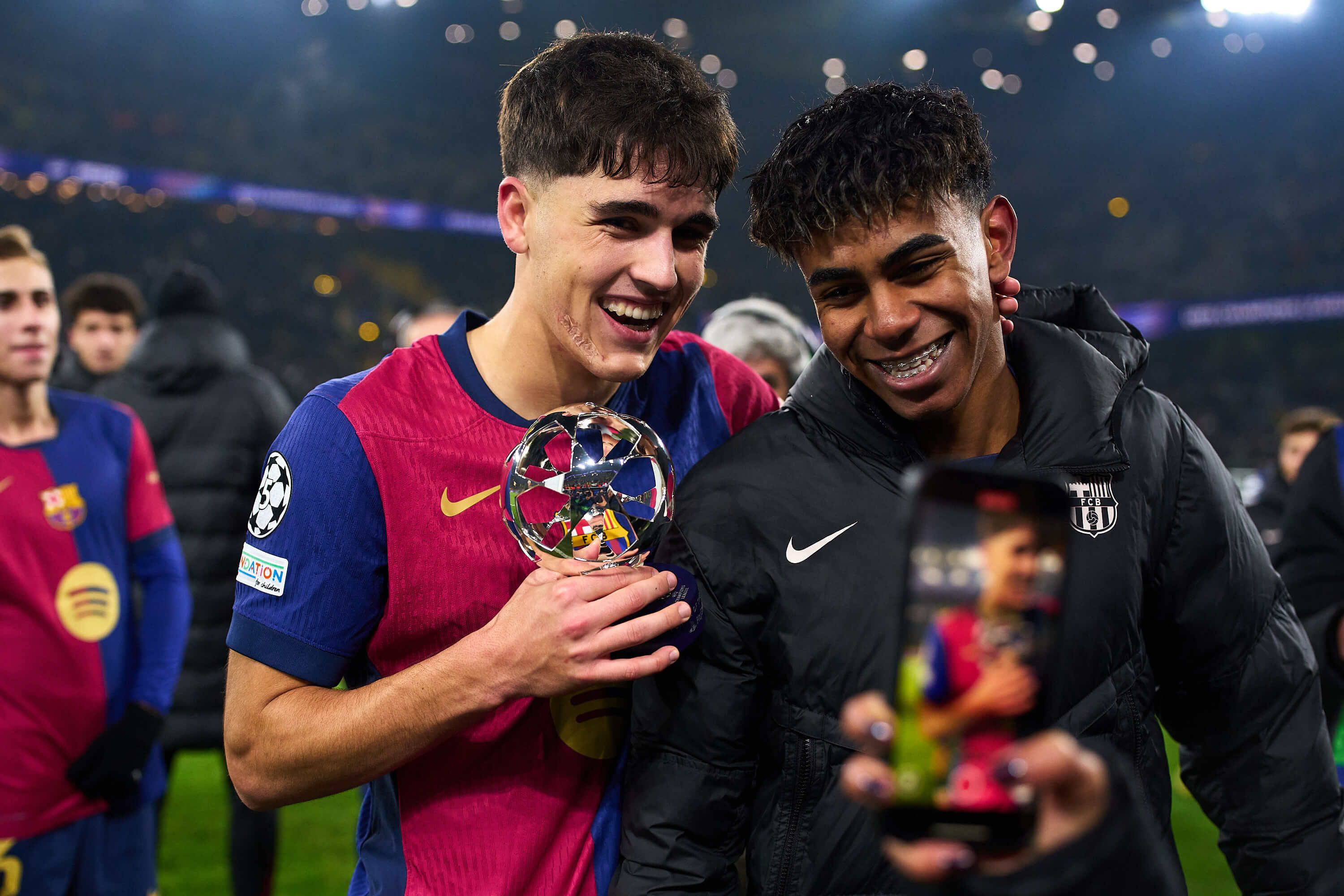  Pau Cubarsí bromea con Lamine Yamal tras ganar al Borussia Dortmund.