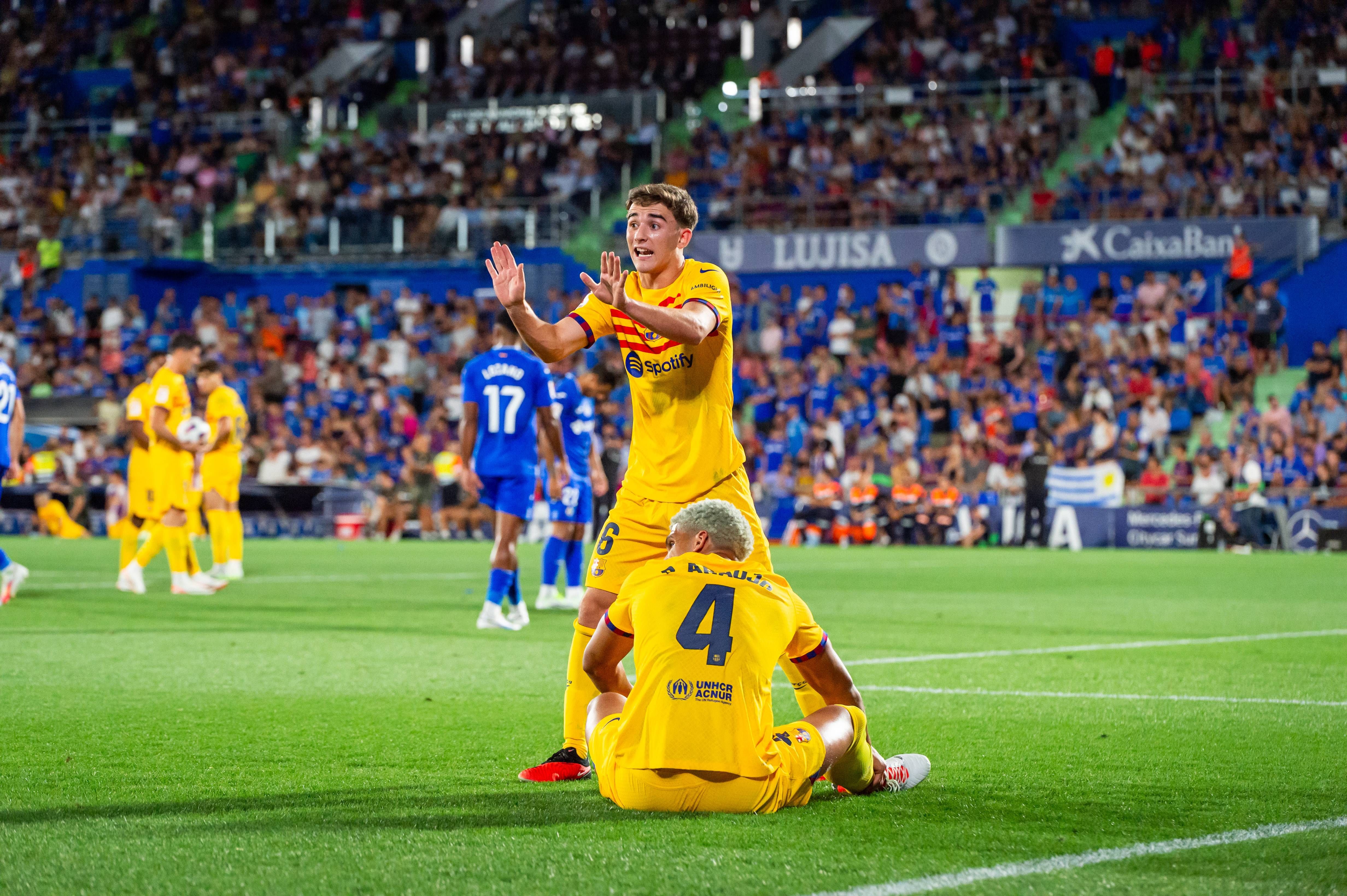  Gavi protesta durante el Getafe-Barcelona.