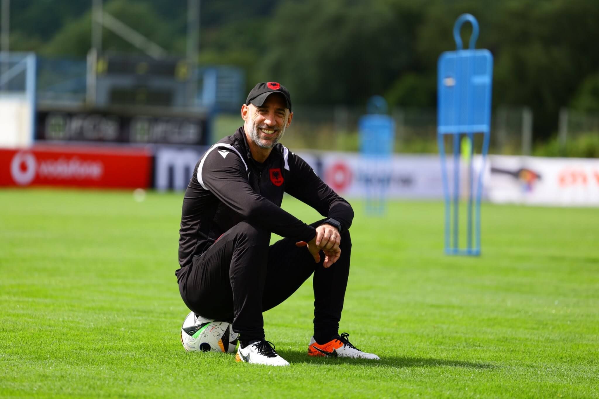 Pablo Zabaleta, asistente de Albania.