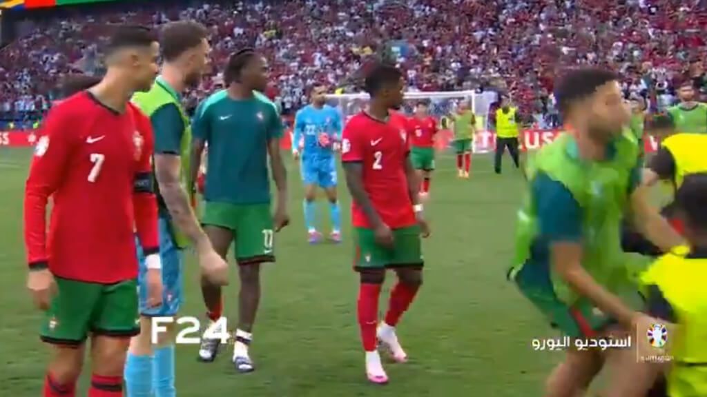 La entrada de un miembro de seguridad a Gonçalo Ramos (Fuente: Beinsport)