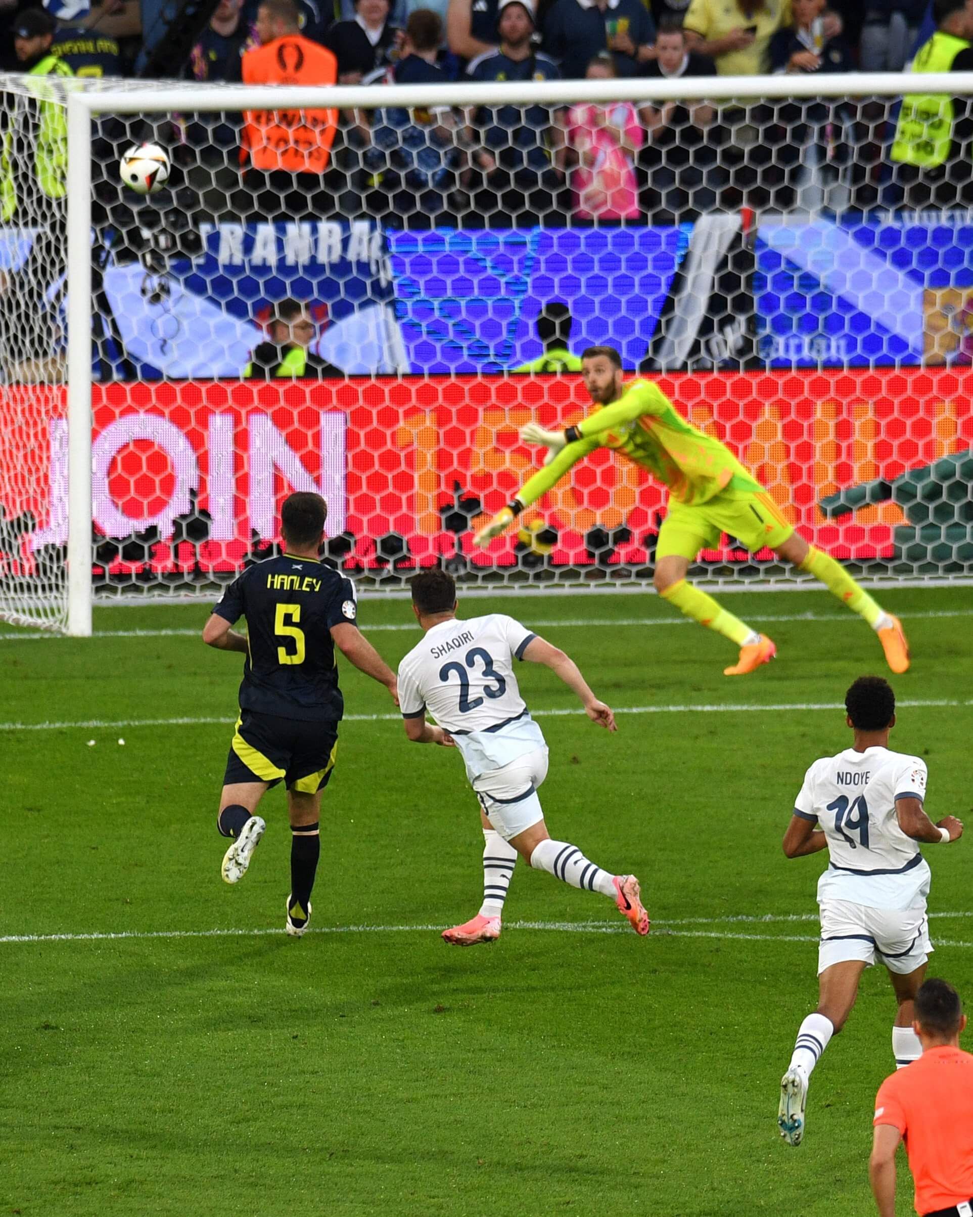 El momento del gol de Xherdan Shaqiri frente a Escocia (Redes Sociales)