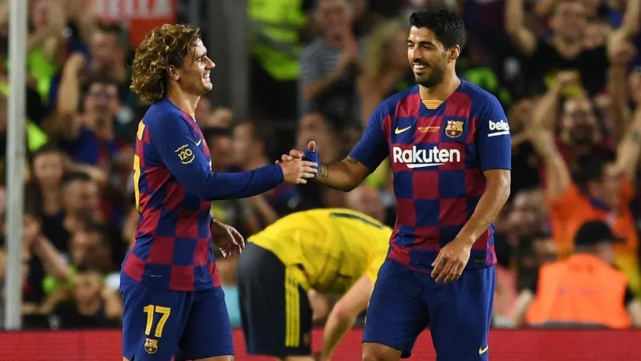 Griezmann y Luis Suárez festejan un gol con el Barcelona en la 19/20.