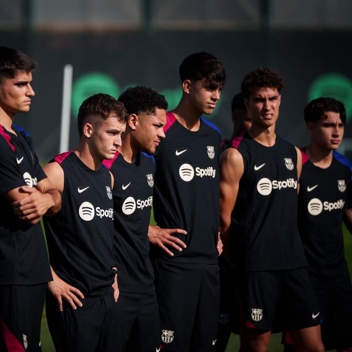  Varios jugadores de la Masia siguen atentos la charla de Hansi Flick en un entrenamiento (FOTO: FCB).