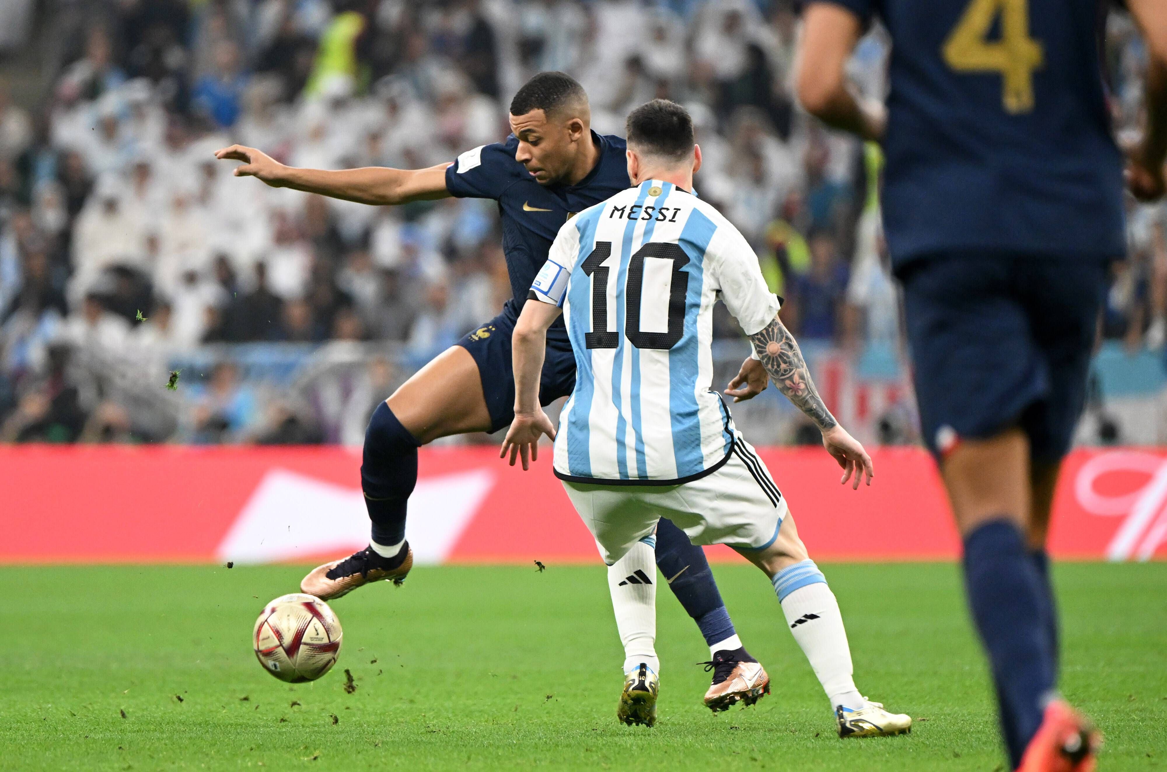 Mbappé, ante Messi en la final del Mundial.