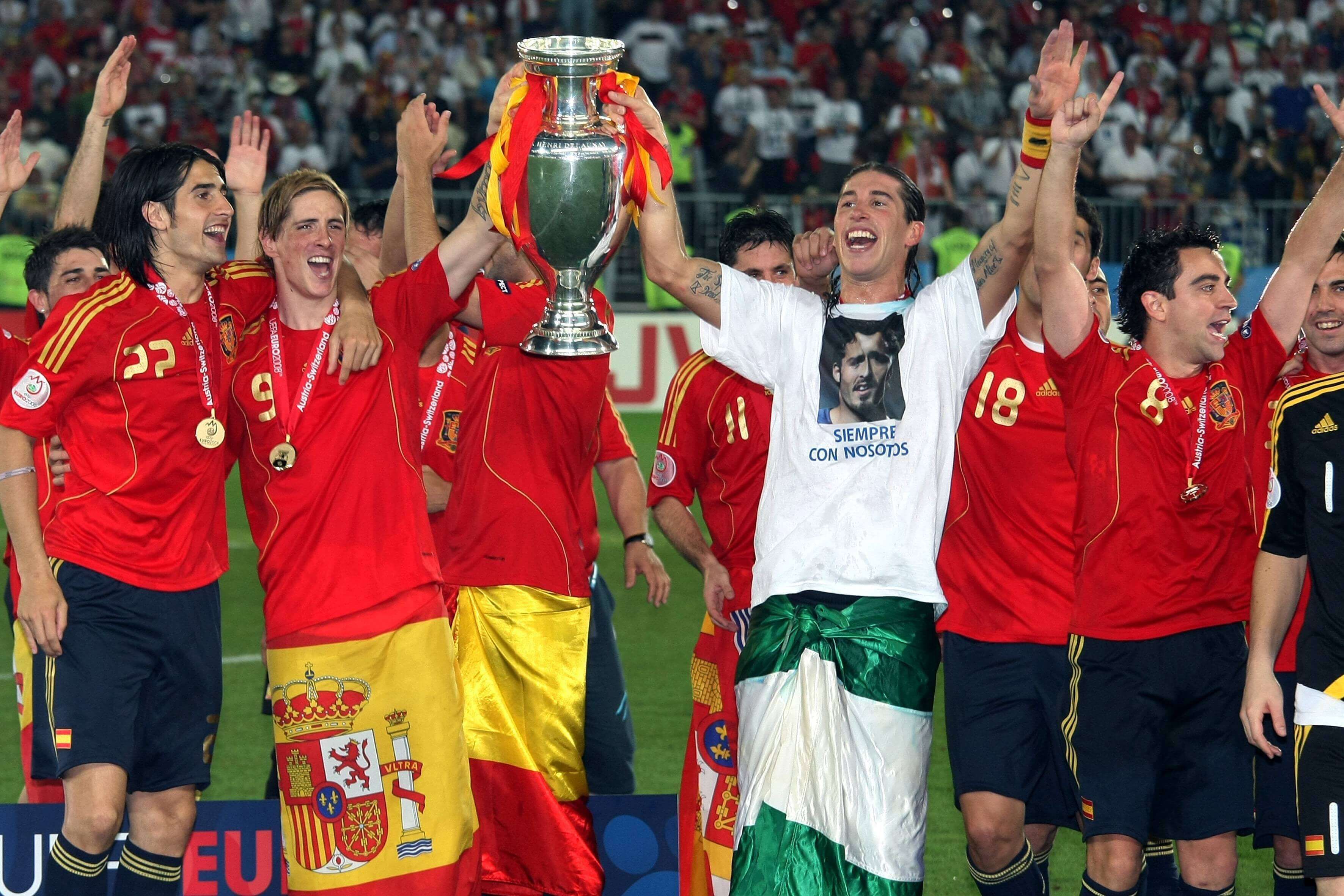  Sergio Ramos y Fernando Torres levantan la Eurocopa de 2008