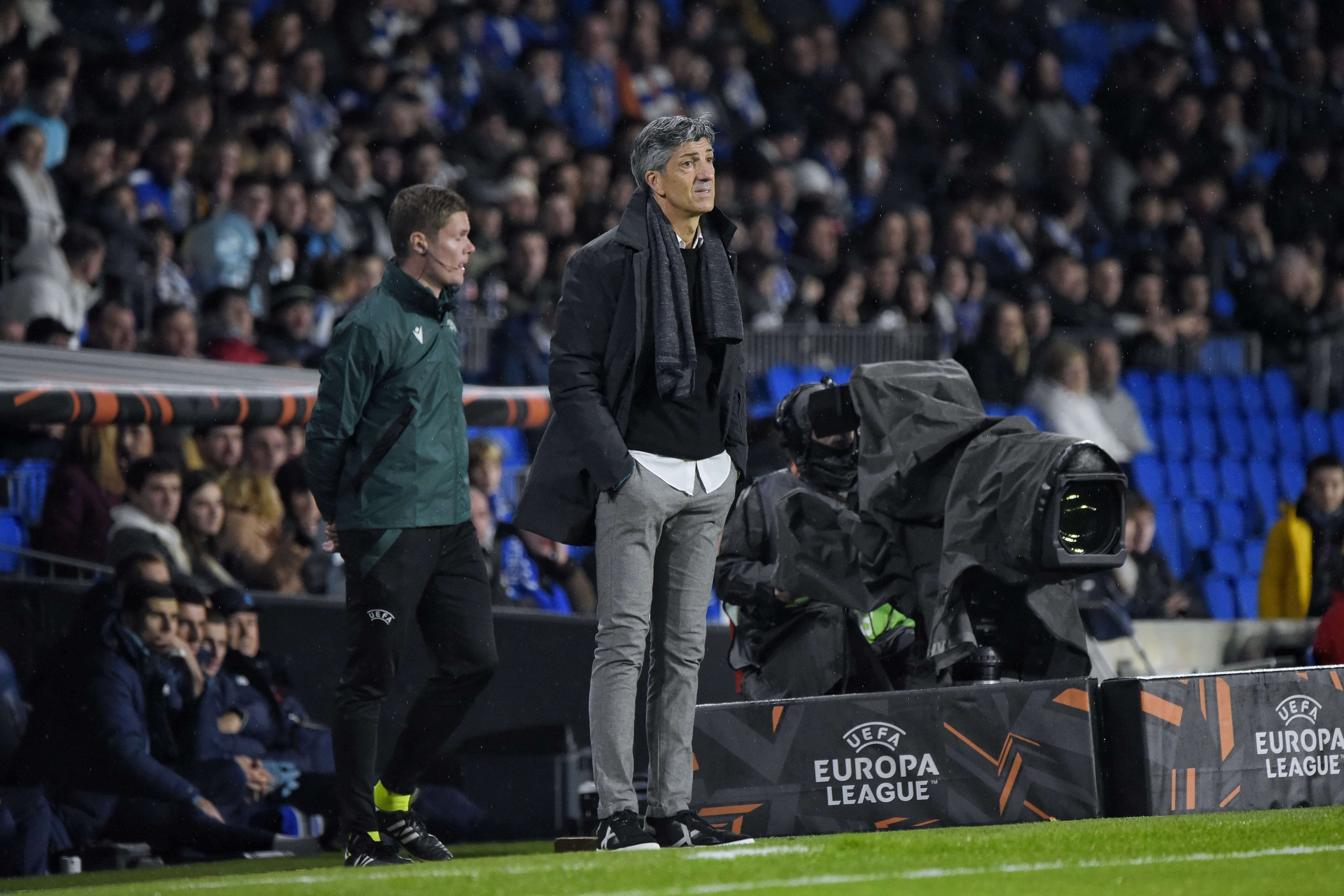  Imanol Alguacil sigue a su equipo desde la banda en el Real Sociedad-Dinamo de Kiev (Foto: Giovanni