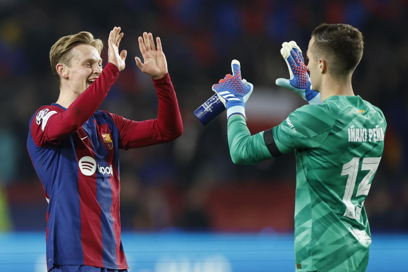Iñaki Peña recibe la felicitación de Frenkie de Jong en un partido con el Barcelona.