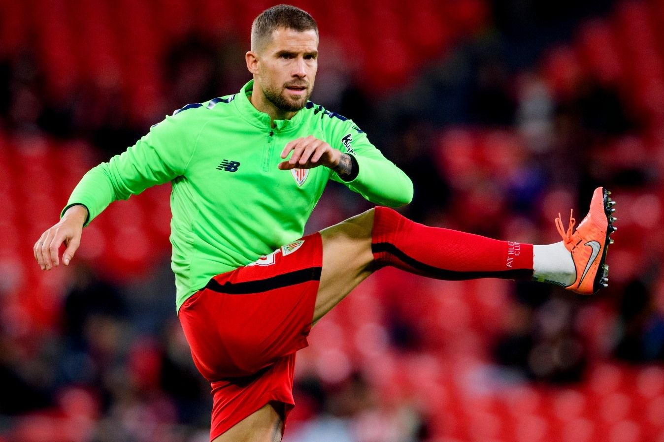 El central Iñigo Martínez calienta en San Mamés.