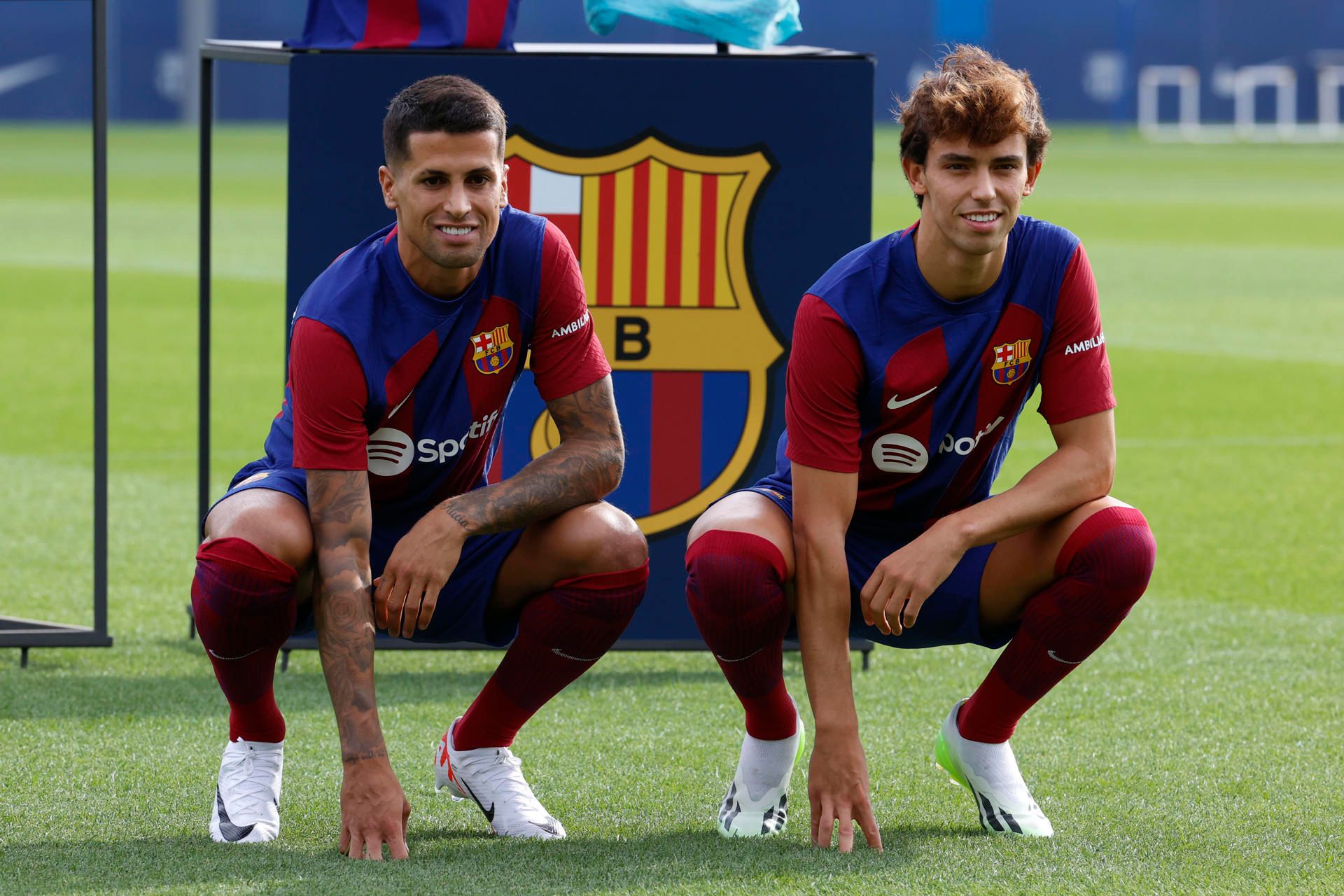  Joao Cancelo y Joao Félix, en su presentación con el Barça.