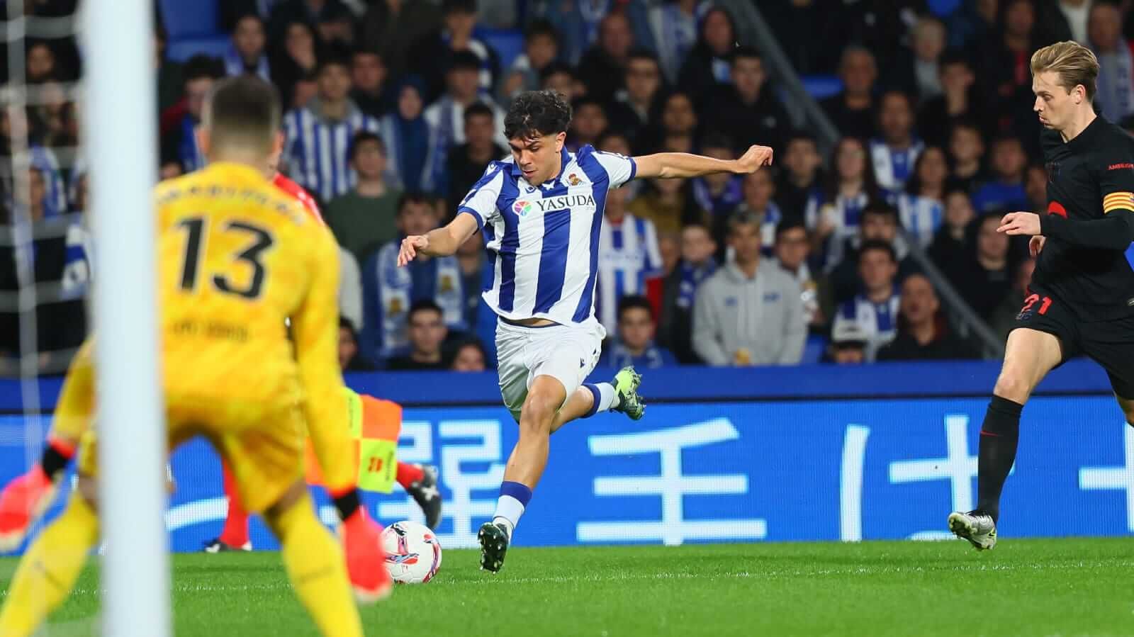 Jon Aramburu conduce el balón ante la presencia de De Jong.