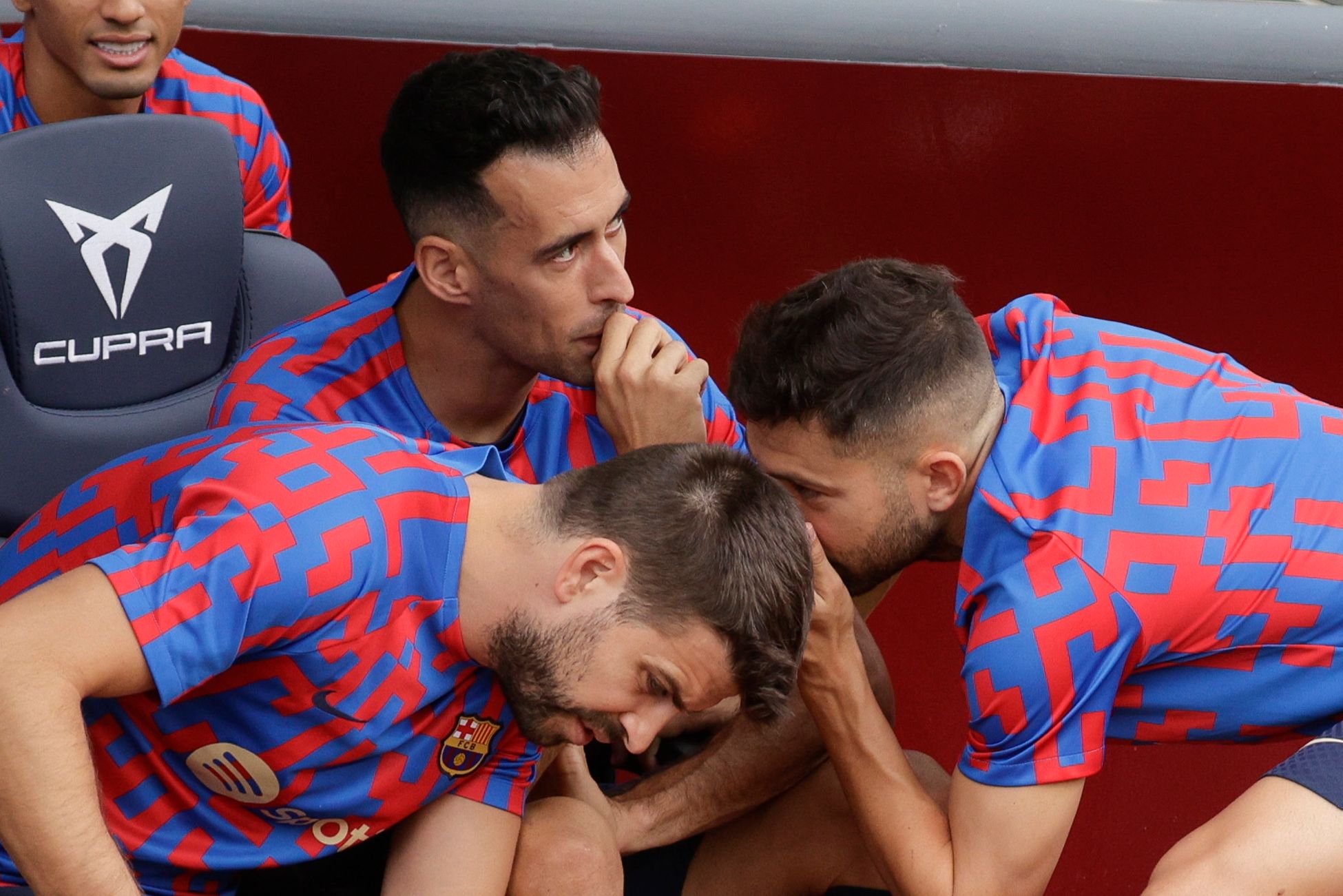 Jordi Alba, Busquets y Piqué, en el banquillo del Barça.