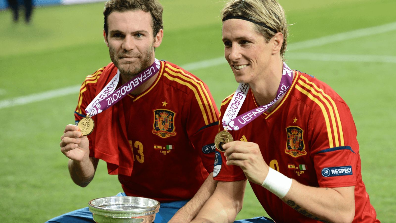  Juan Mata y Fernando Torres posan con la Eurocopa 2012.