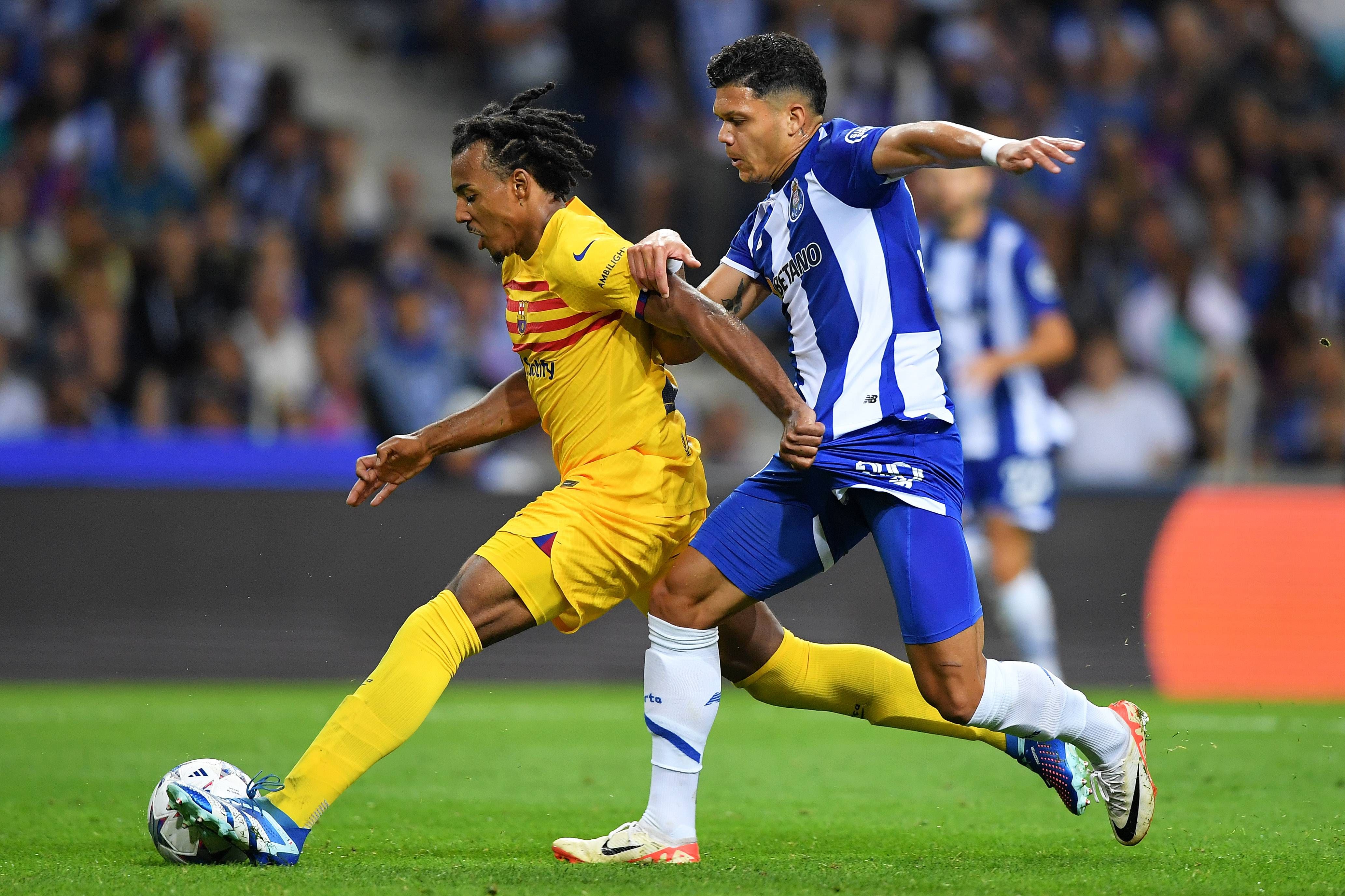 Jules Koundé arrebatando el balón a un jugador del Oporto.