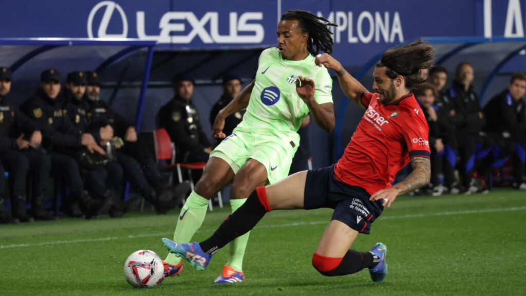 Jules Koundé y Juan Cruz en el Osasuna - Barcelona (Fuente: Cordon Press)