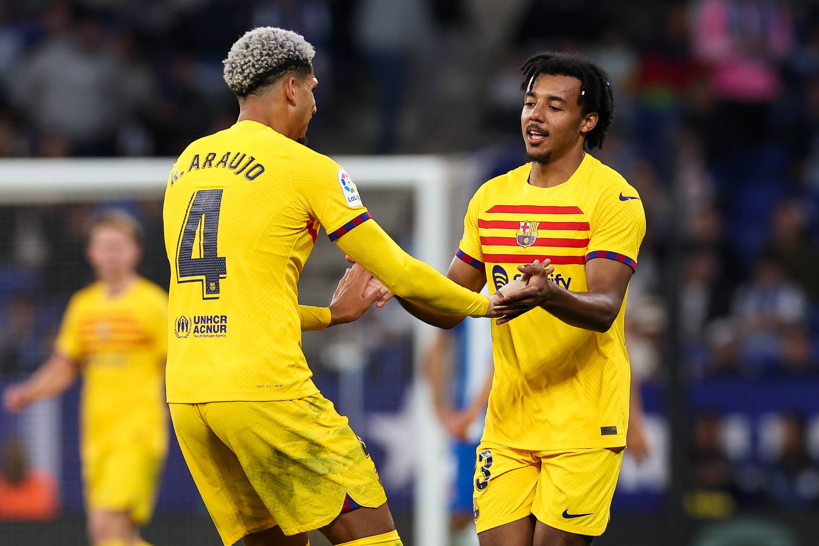  Jules Koundé y Ronald Araujo, en un partido con el FC Barcelona. (Cordon Press)