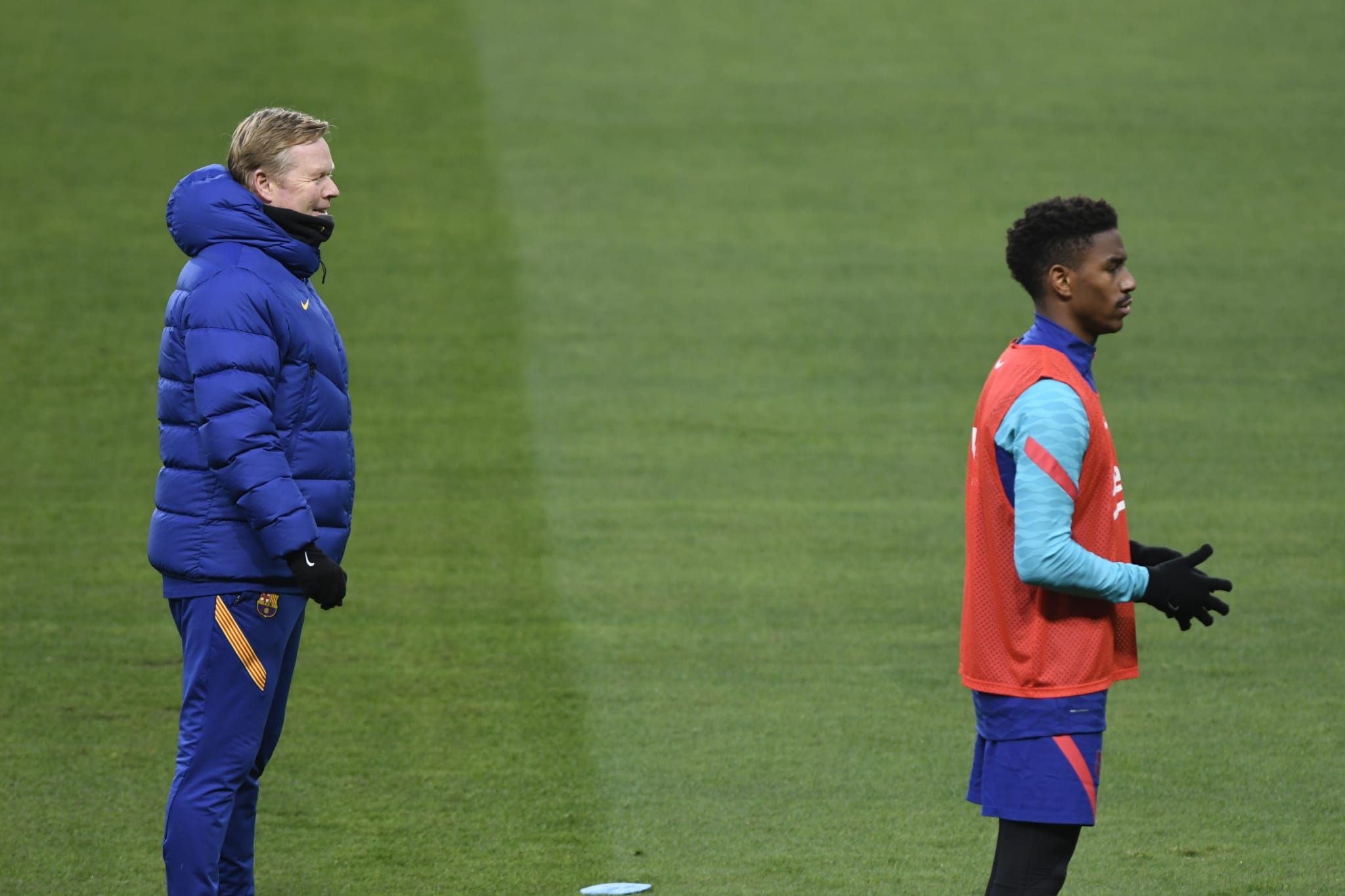  Koeman, ante Junior Firpo en una sesión del Barcelona.