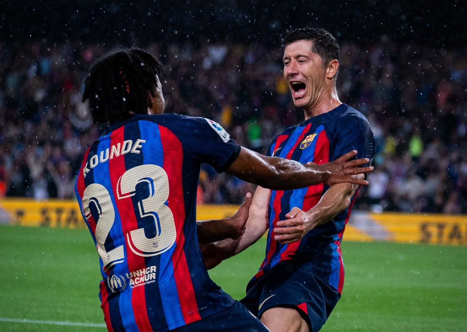 Koundé y Lewandowski celebran un gol del Barcelona al Betis.