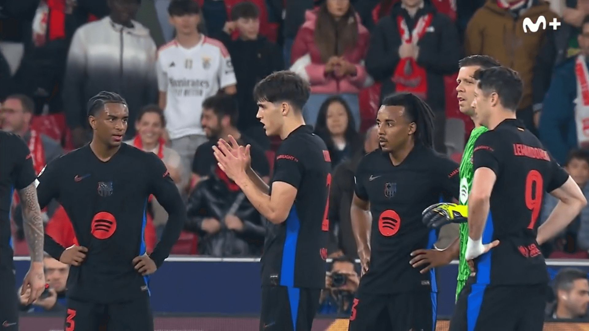 La expulsión de Pau Cubarsí en el Benfica-Barcelona.