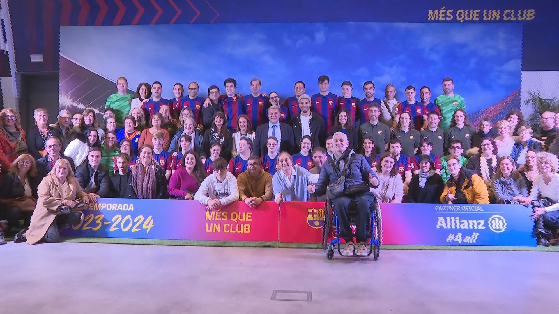La foto de familia de la Fundació Barça Genuine con Ronald Araujo y Joan Laporta.
