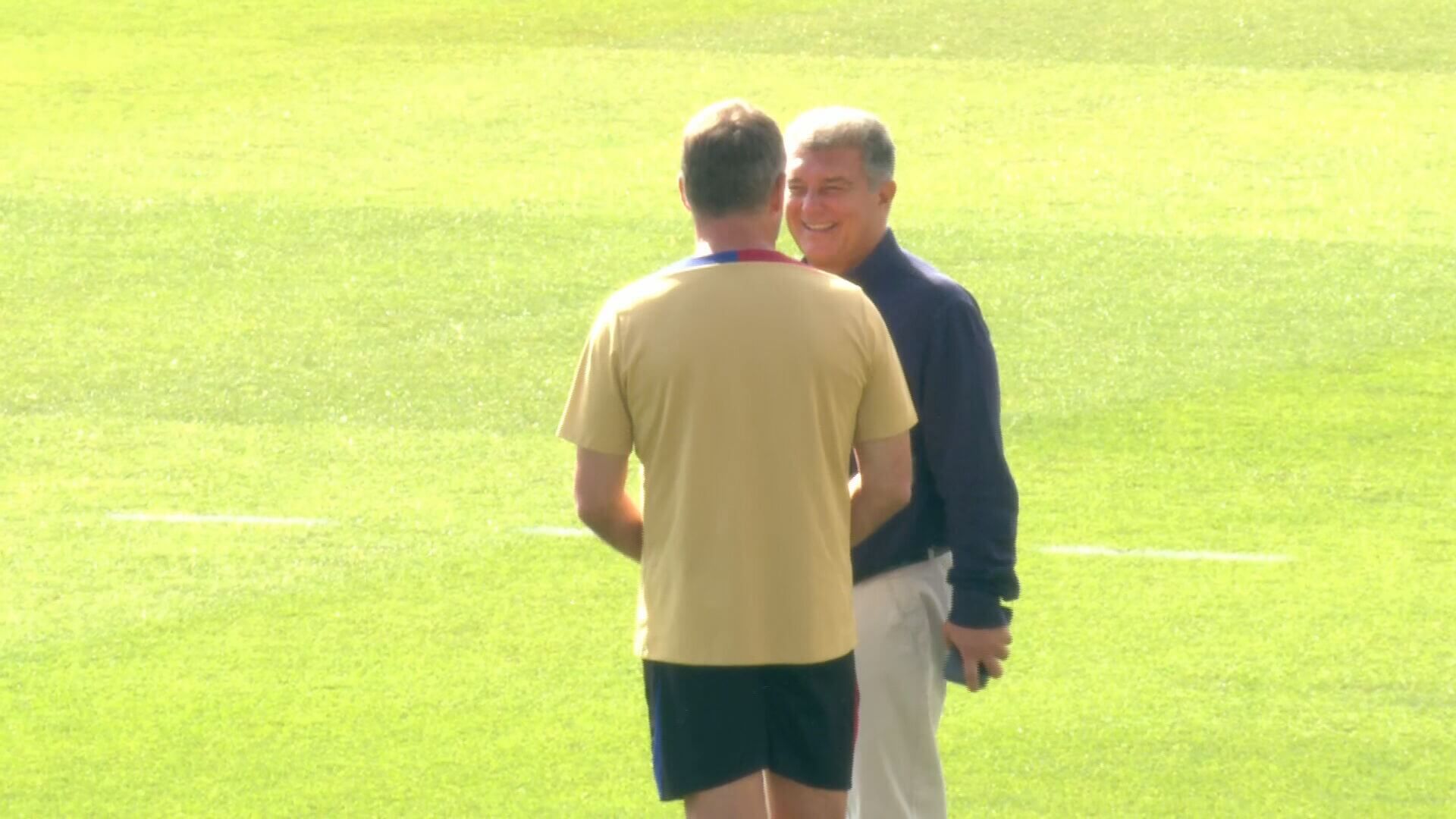 Joan Laporta y Flick, hablan antes del entrenamiento