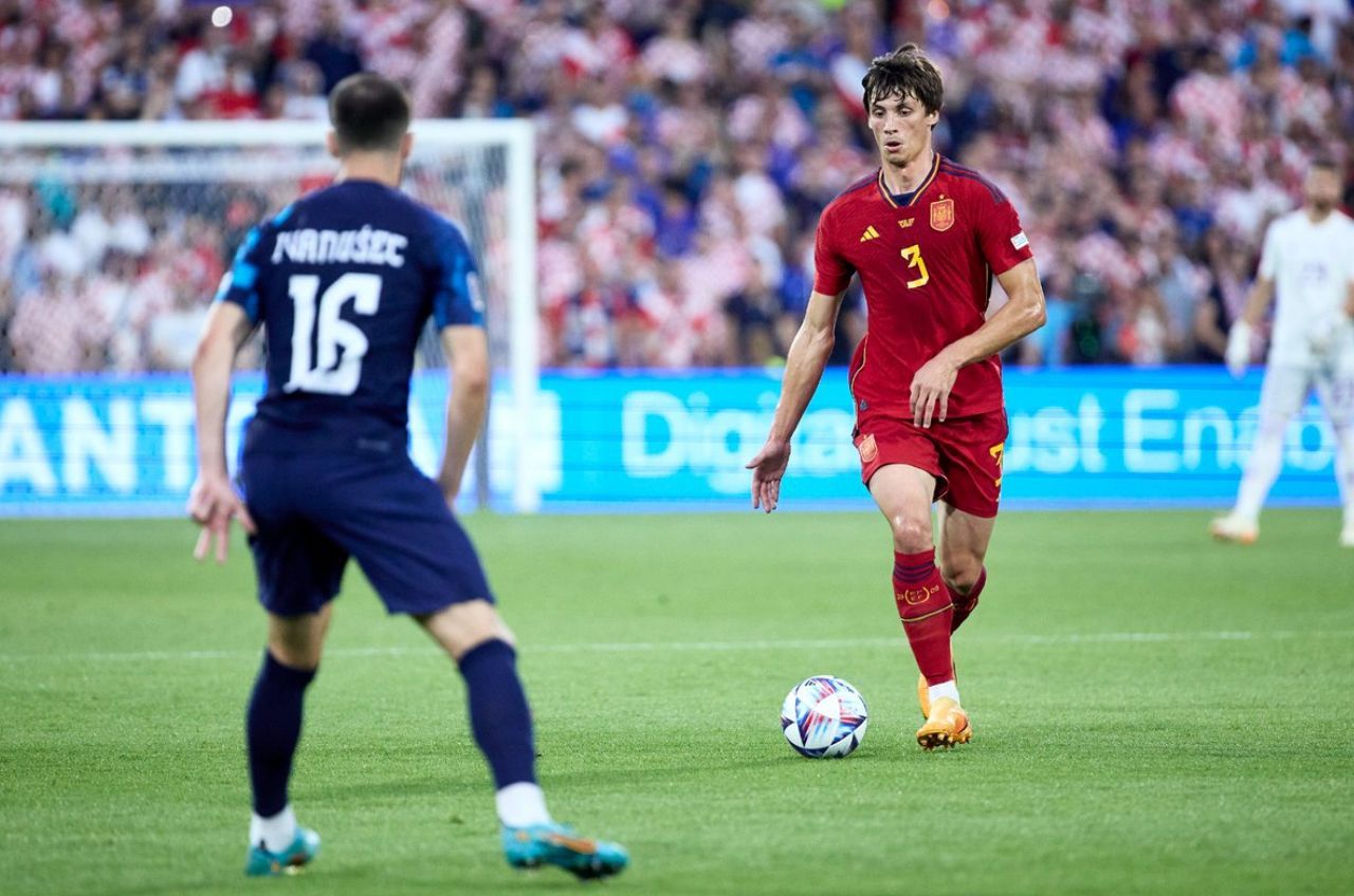  Le Normand conduce el balón durante el Croacia-España (FOTO: SeFutbol).