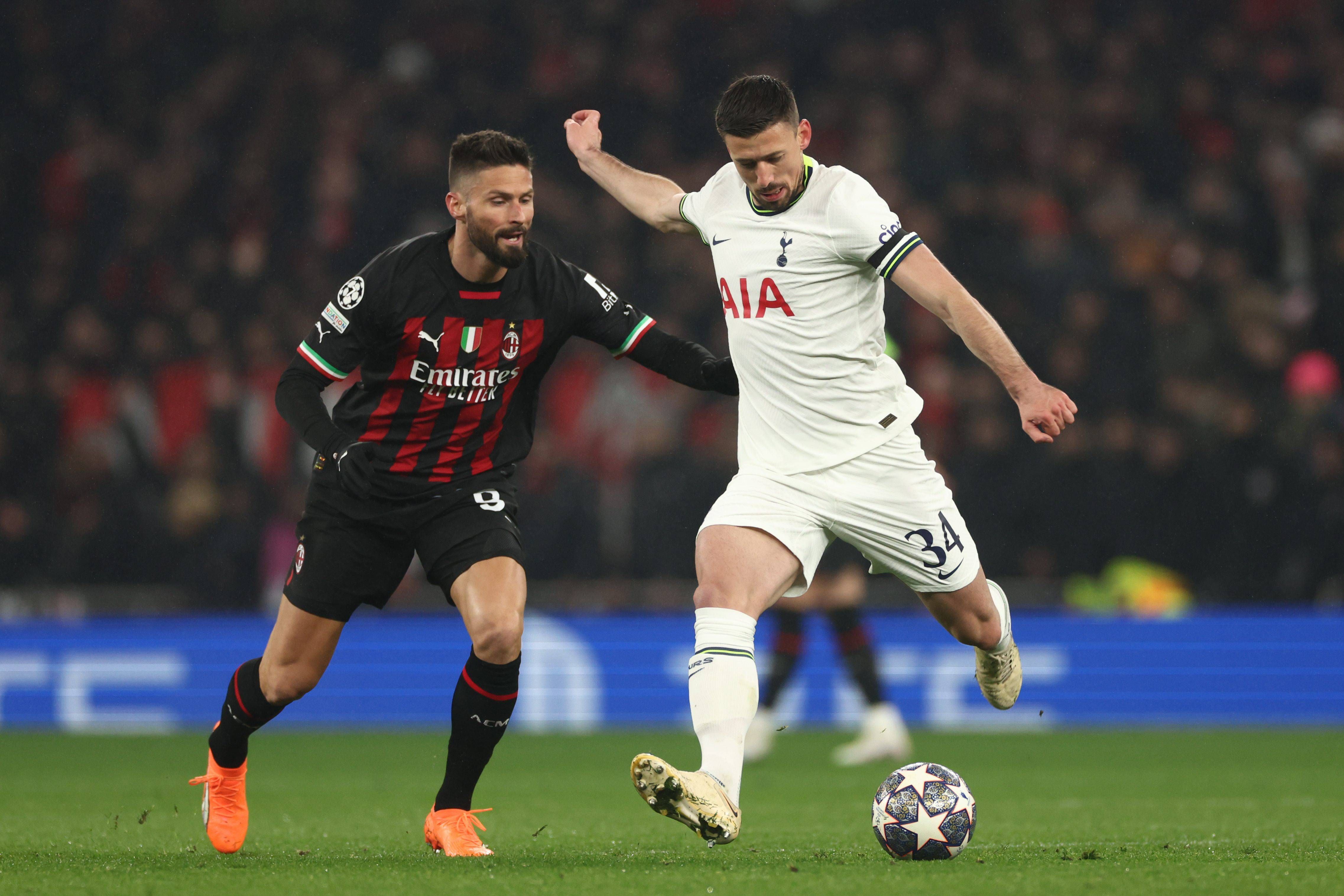 Lenglet golpea un balón ante la presión de Giroud.