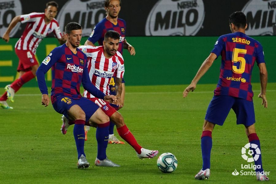  Lenglet y Correa, en una jugada del Barcelona-Atlético.
