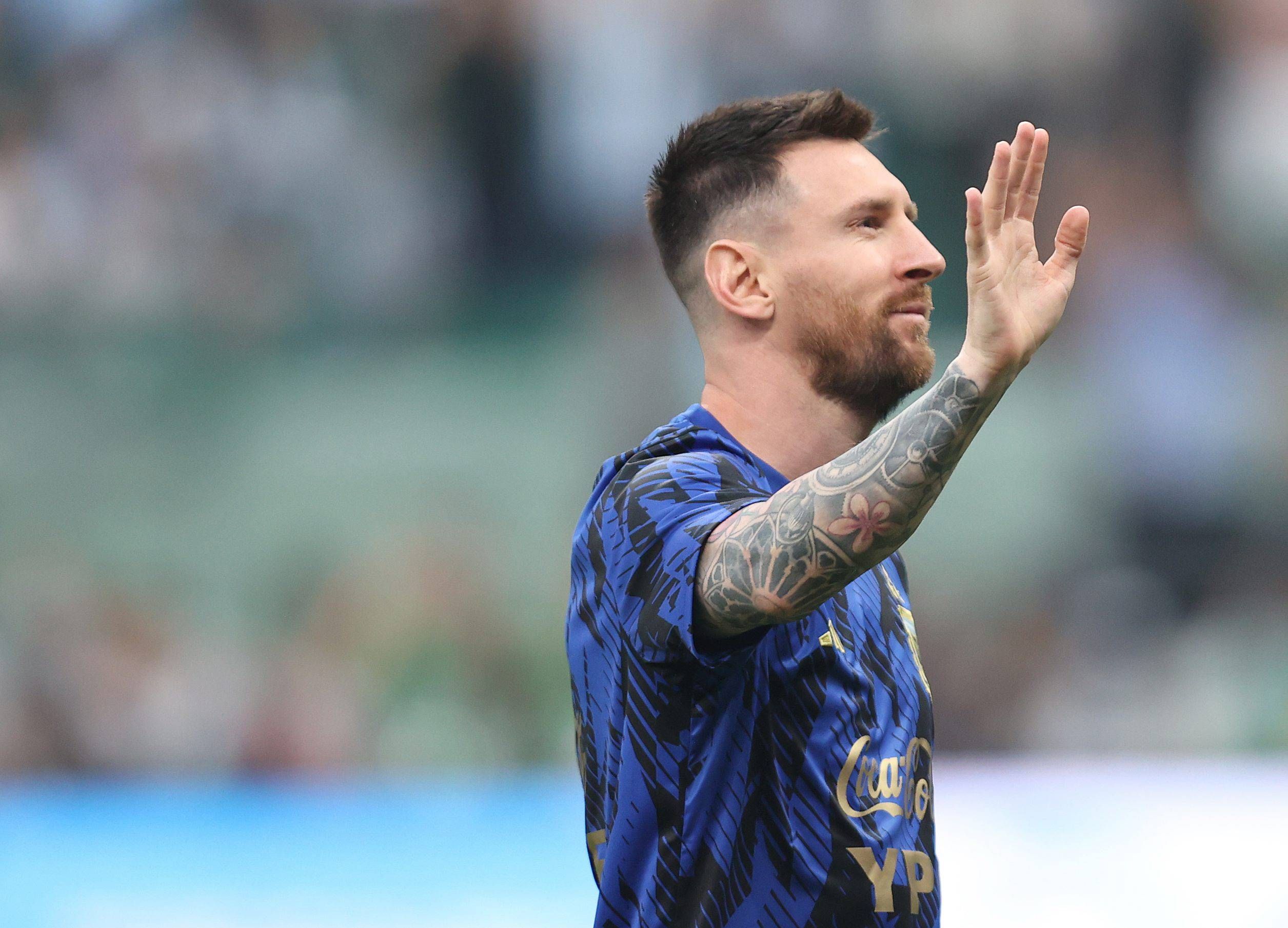 Leo Messi saluda a los espectadores con la selección argentina (FOTO: Cordón Press).