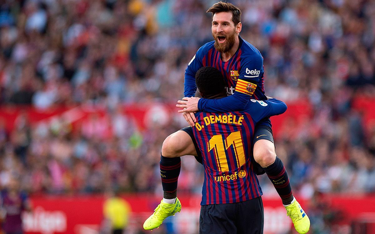  Leo Messi y Dembélé celebran un gol del Barcelona.