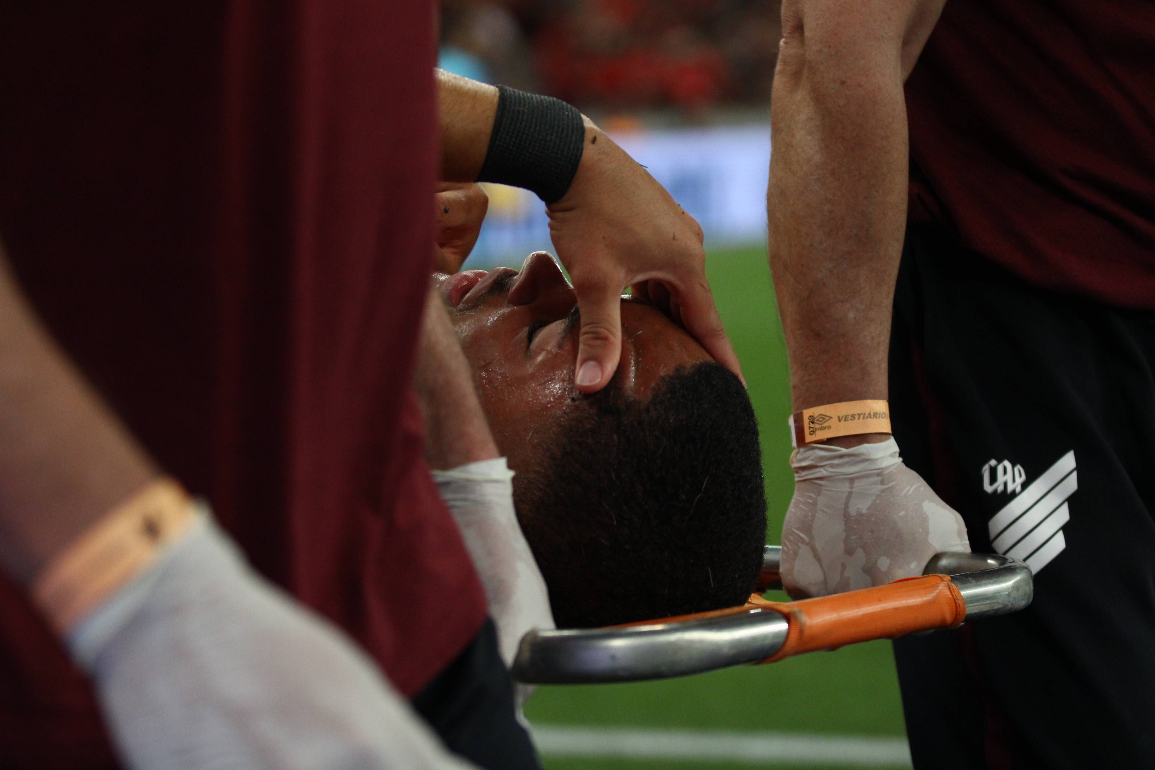 Lesión de Vitor Roque, cedido por el Barça, con el Athletico Paranaense (FOTO: Cordón Press).