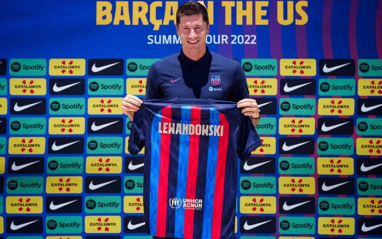  Lewandowski posa como nuevo jugador del Barcelona.