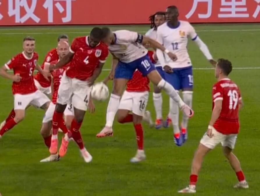  El duro choque de Mbappé con Danso.
