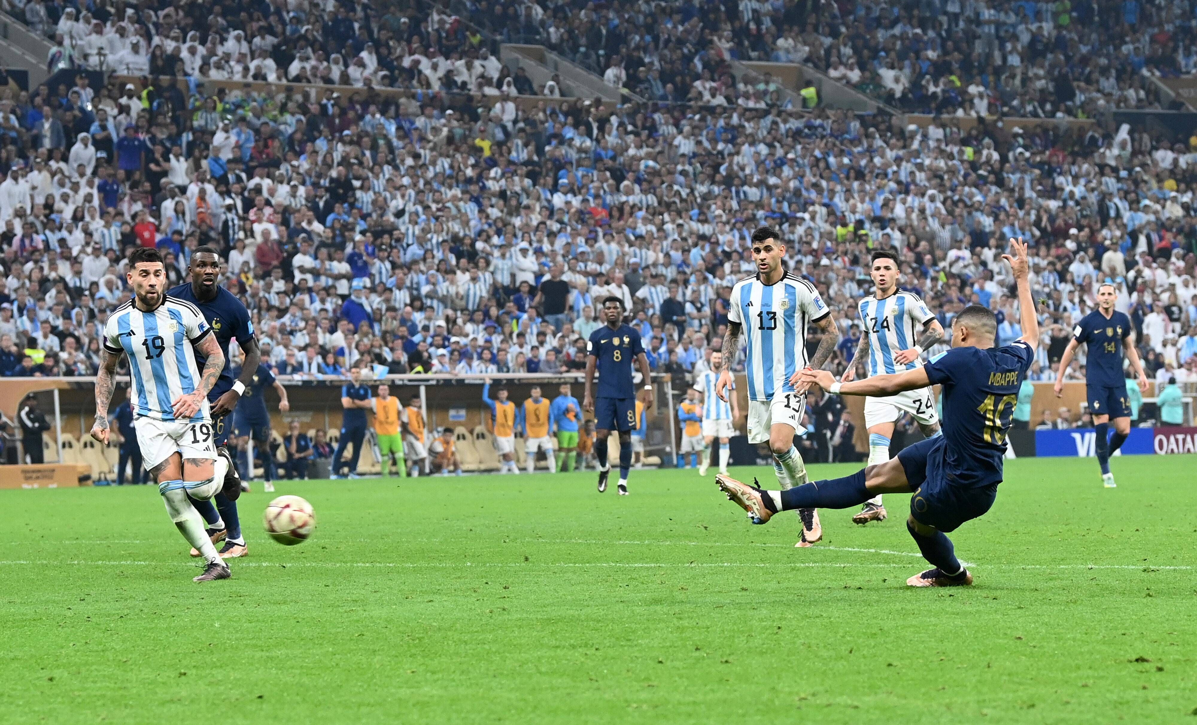Mbappé remata para anotar en la final del Mundial.