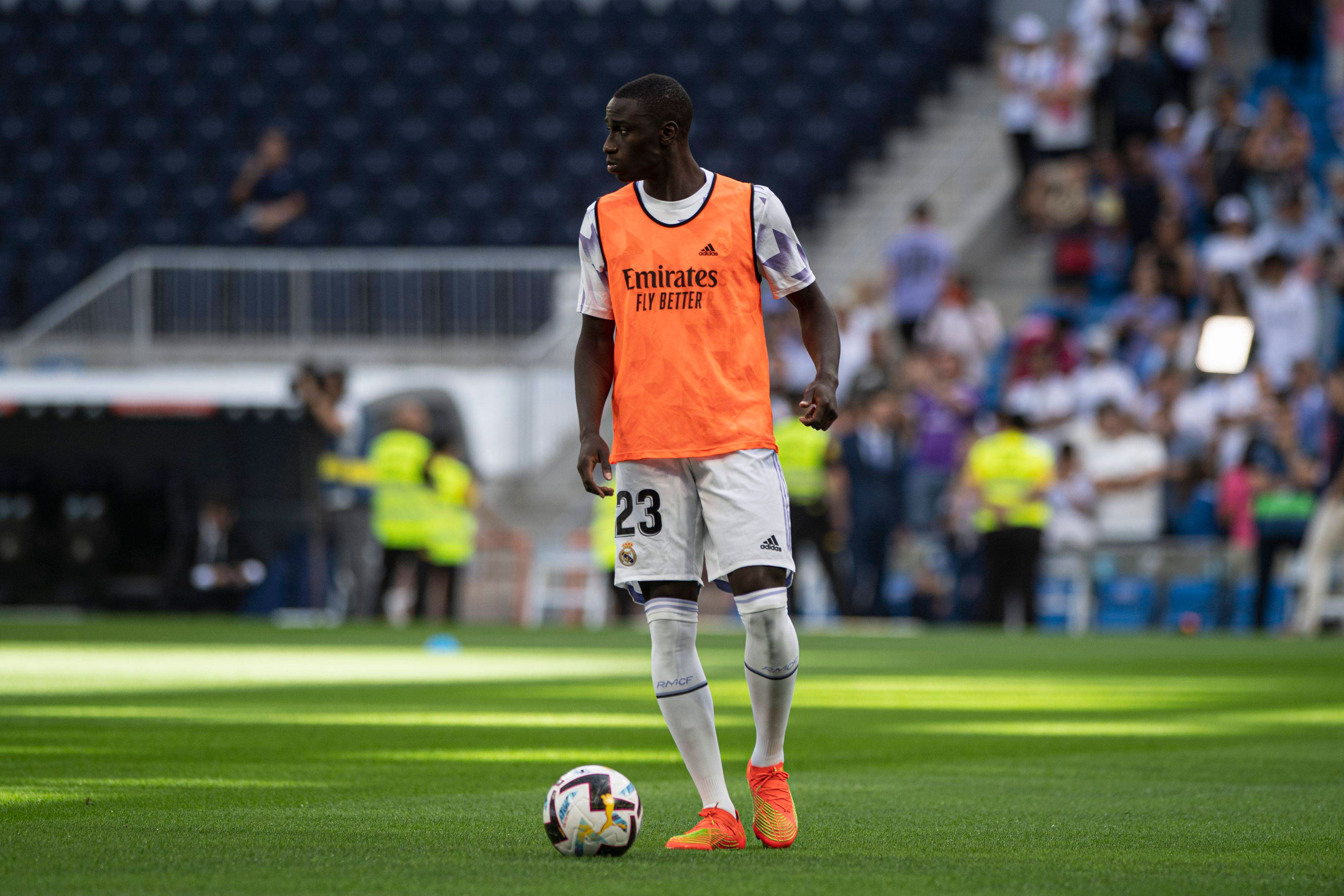 Mendy, en el calentamiento del Real Madrid-Mallorca (FOTO: Cordón Press).