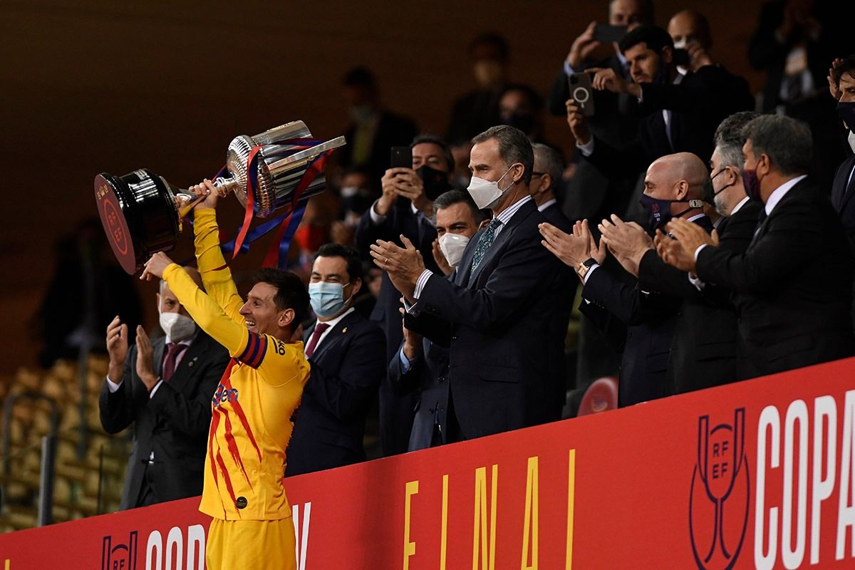 Leo Messi levanta la Copa del Rey de 2021.