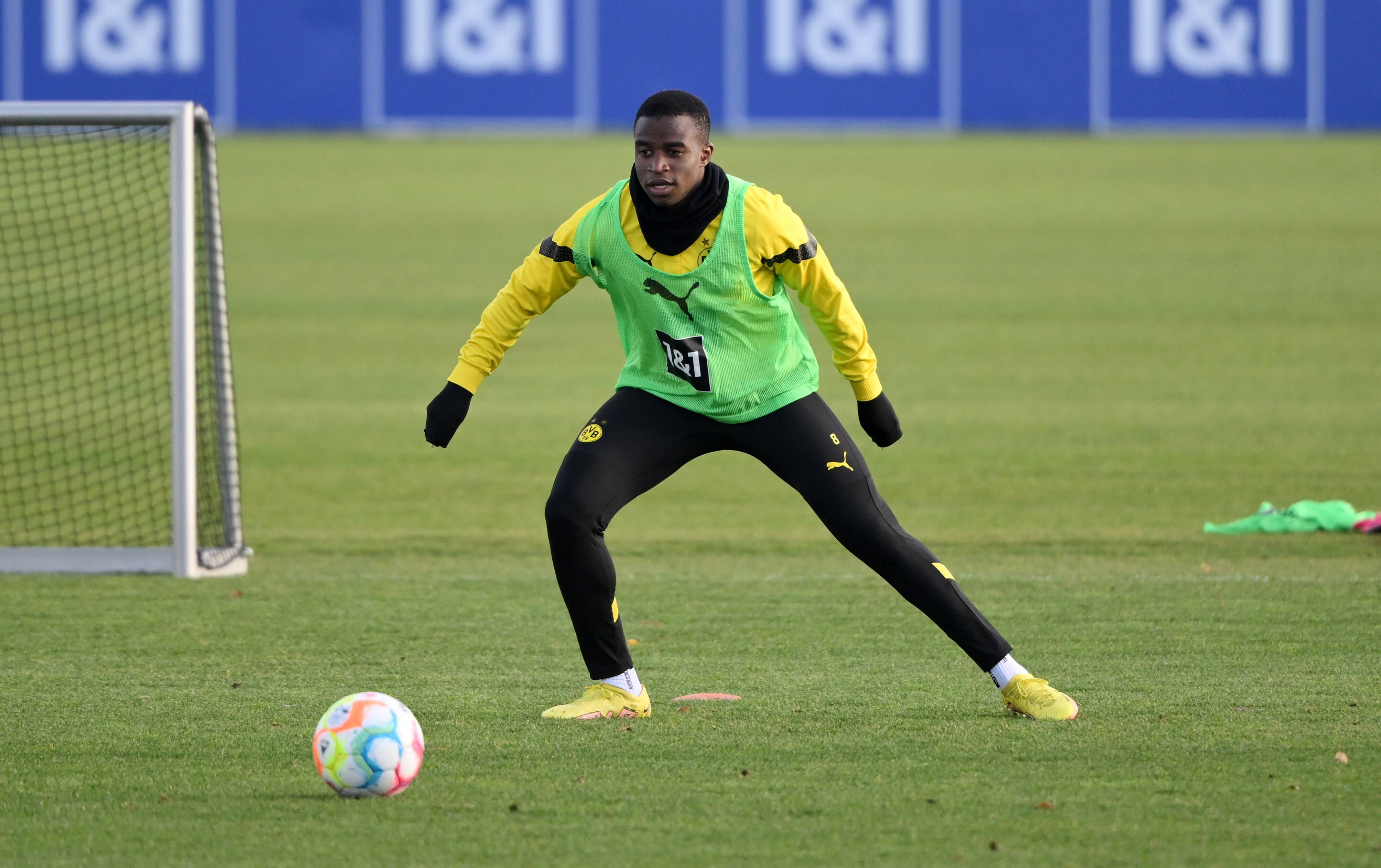  Moukoko en un entrenamiento con el Borussia Dortmund.