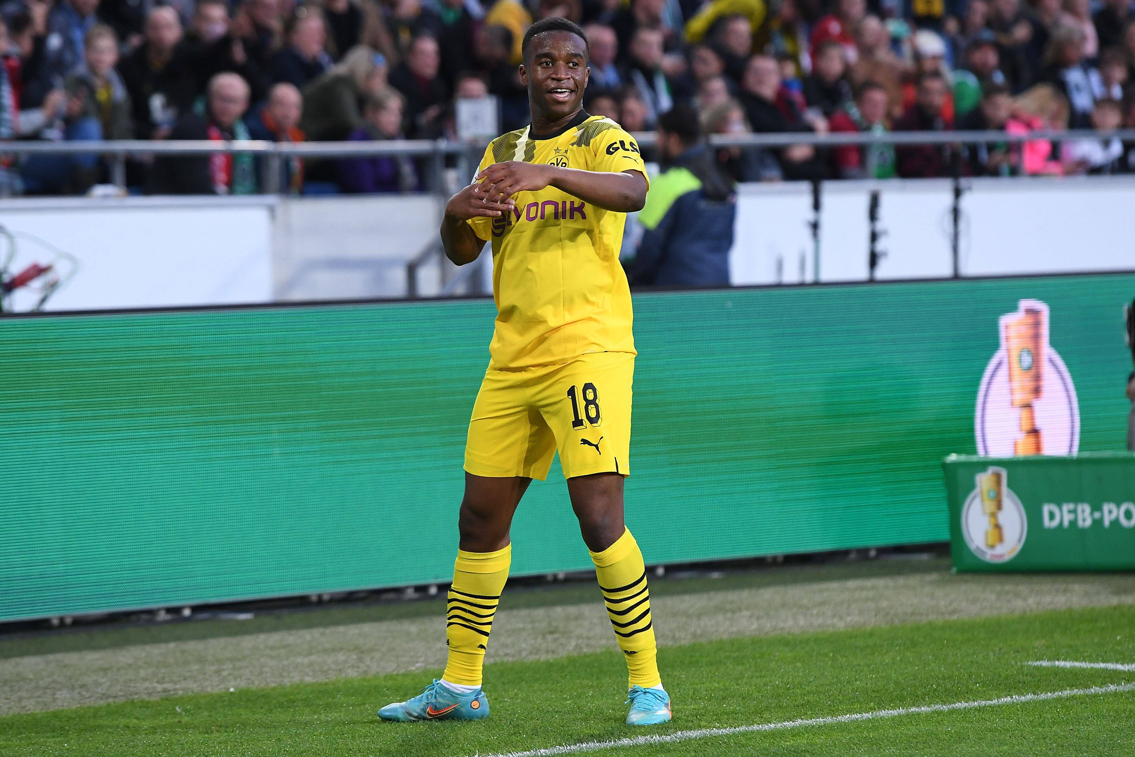  Moukoko, en un partido con el Borussia Dortmund.