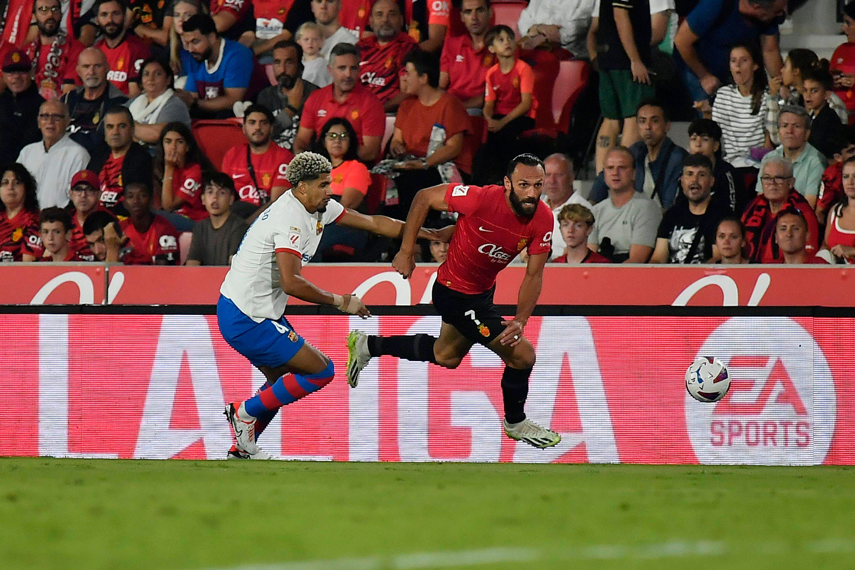  Muriqi se marcha de Araujo en el Mallorca-Barcelona.