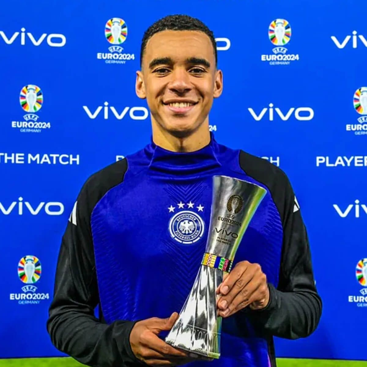 Jamal Musiala con el MVP del partido ante Escocia 