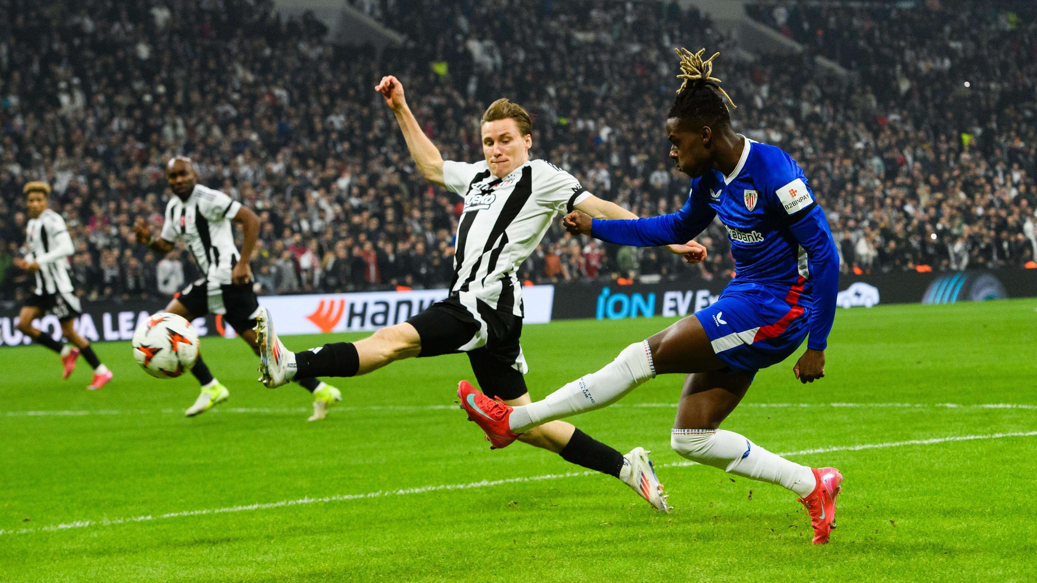  Centro de Nico Williams ante el Besiktas JK en Estambul en la Europa League.