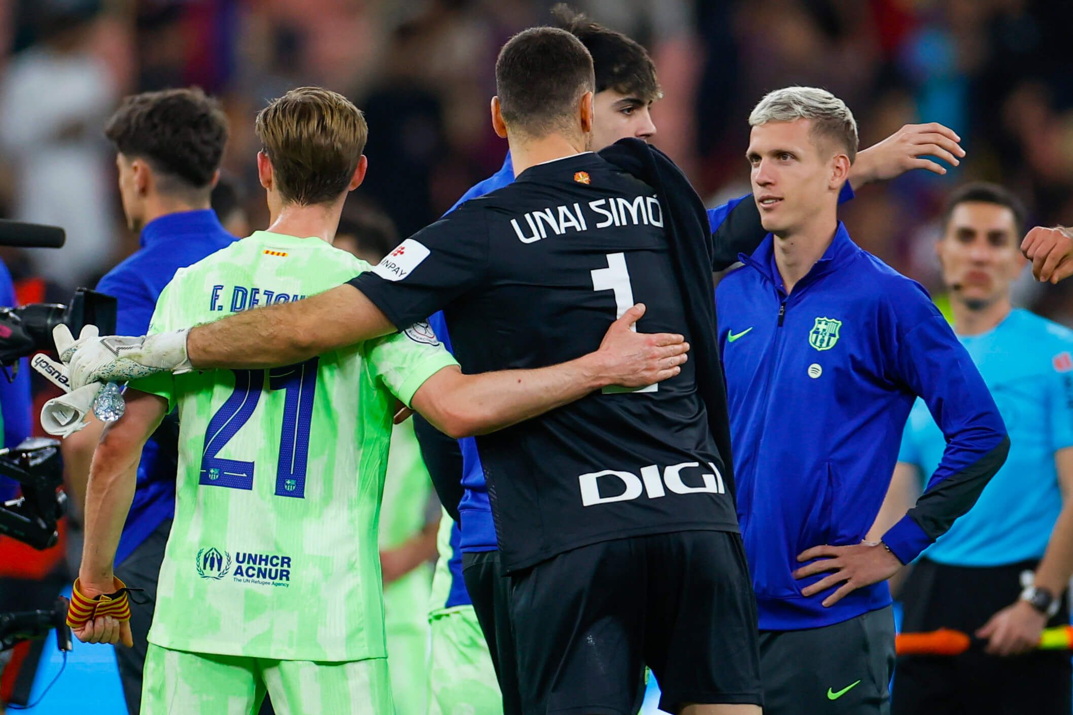 Dani Olmo saluda a sus compañeros tras la semifinal de la Supercopa (EFE)