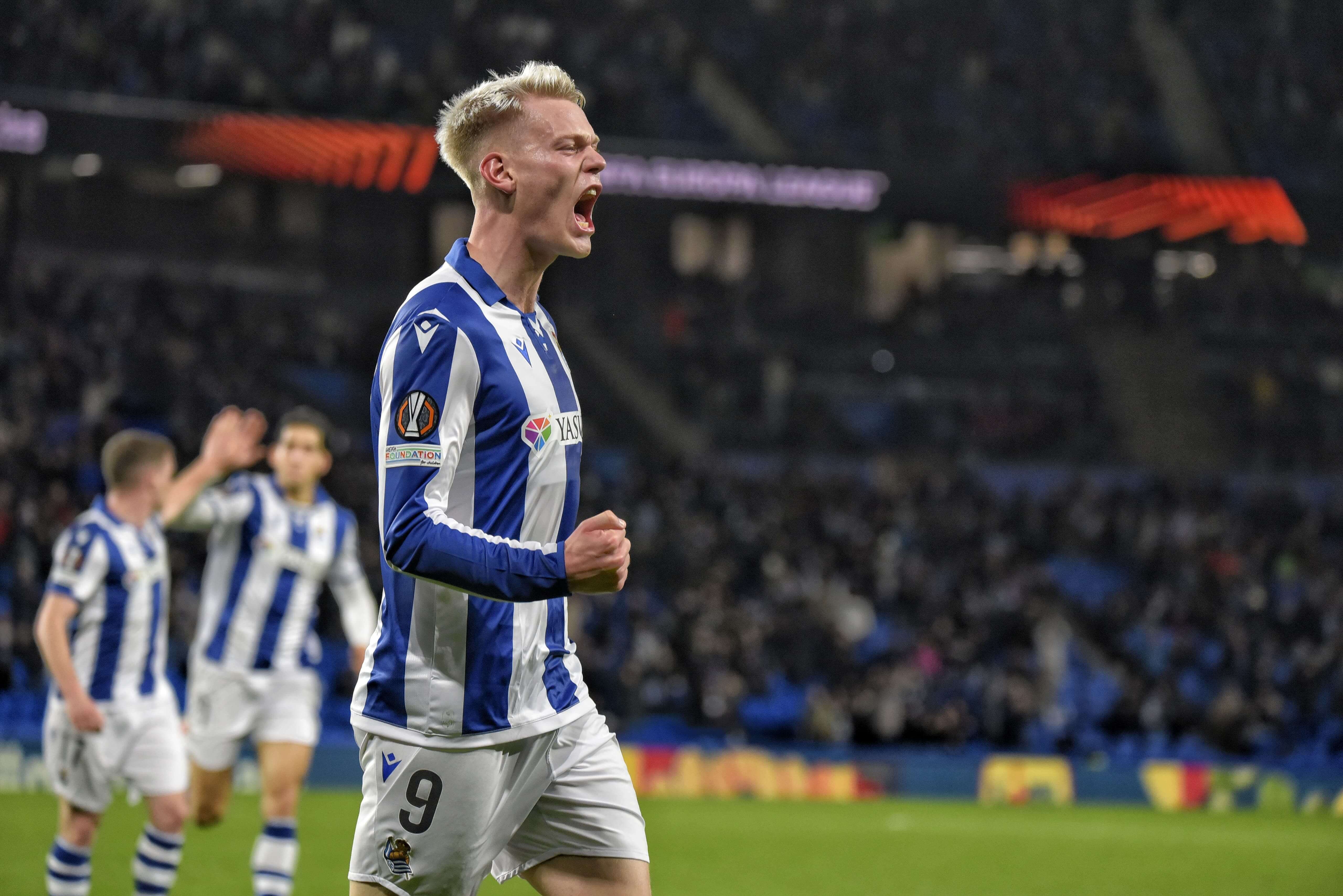  Oskarsson celebra con rabia su gol al PAOK de Salónica.