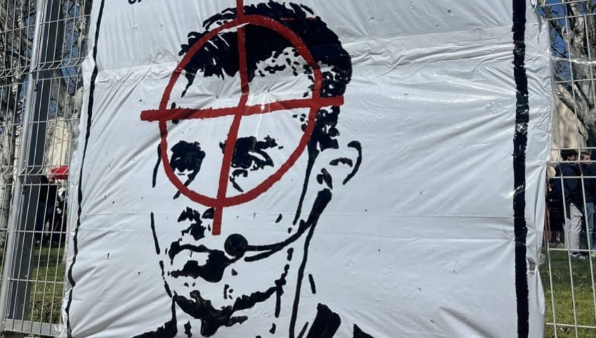 Pancarta del árbitro Carlos del Cerro Grande con una diana en la cabeza (foto: @CatGrada).