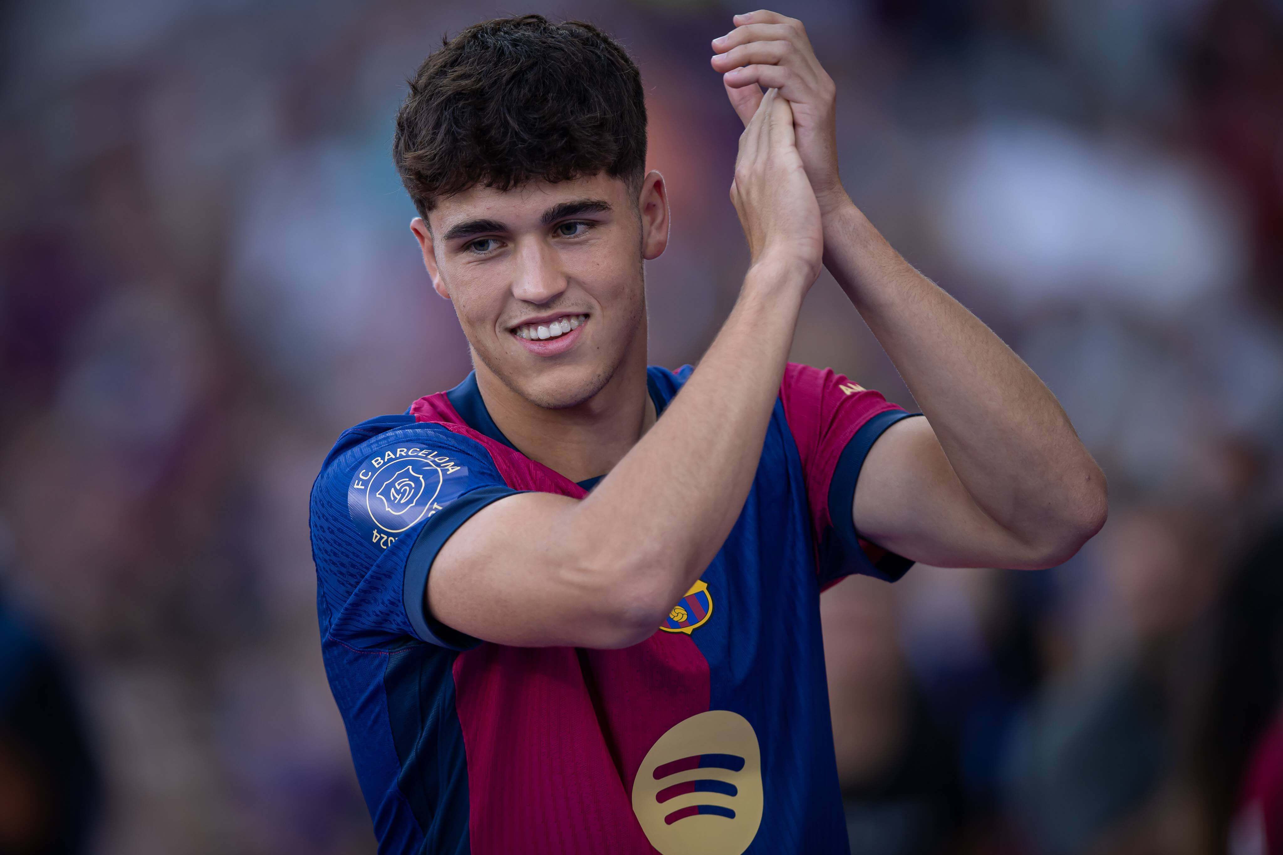 Pau Cubarsí aplaude durante la presentación del Barça en el Gamper.