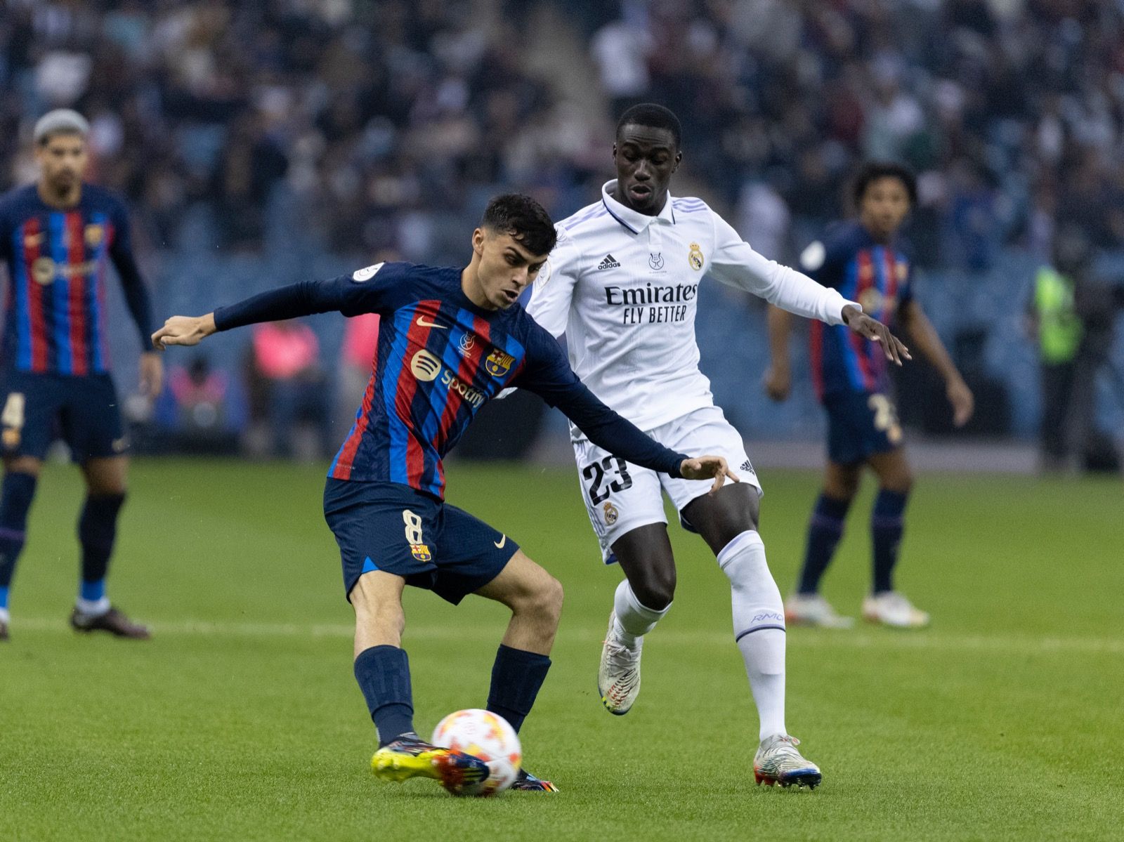 Pedri ante Mendy en la final de la Supercopa (Foto: RFEF). 