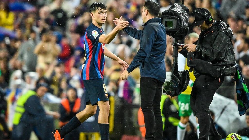  Pedri y Xavi Hernández en un partido del Barça (Cordon Press)