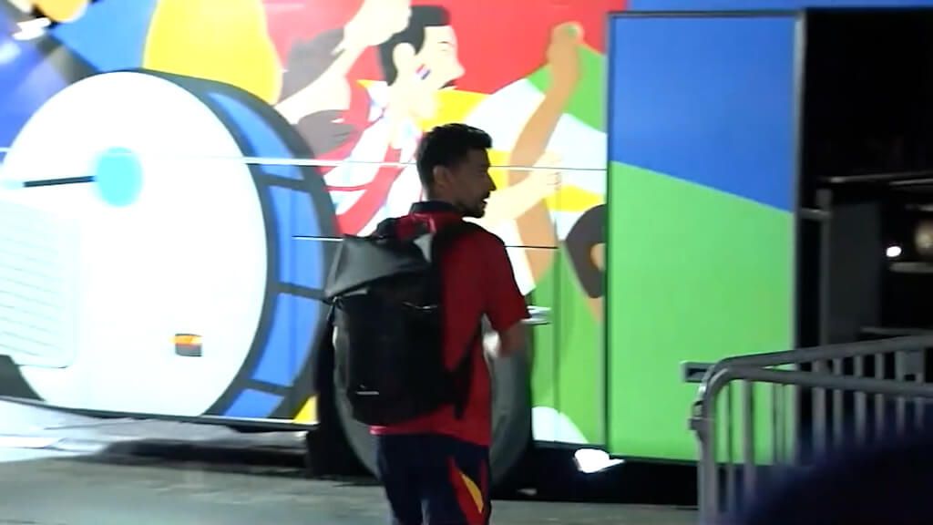 Jesús Navas, subiéndose al autobús.