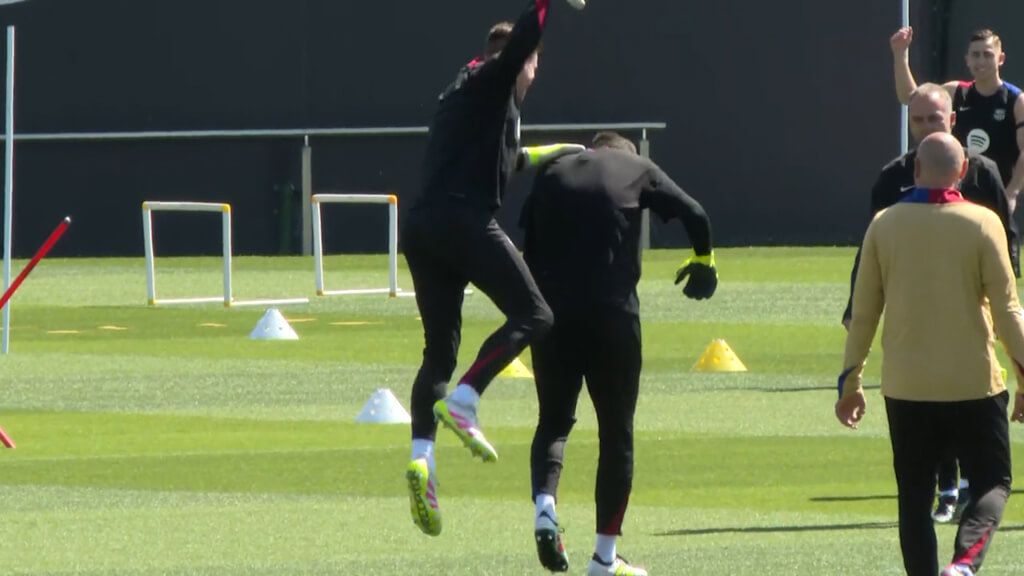  Ter Stegen, bromeando con Szczesny en el entrenamiento del Barça